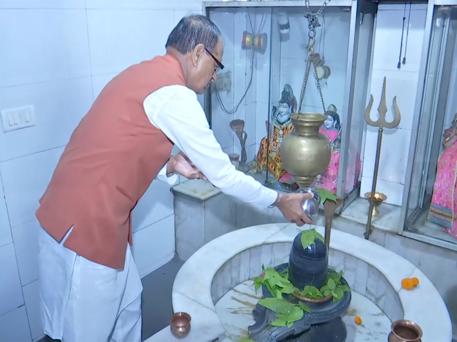 Shivraj Singh Chouhan, Union Agriculture Minister offering prayers, (Photo/ANI)