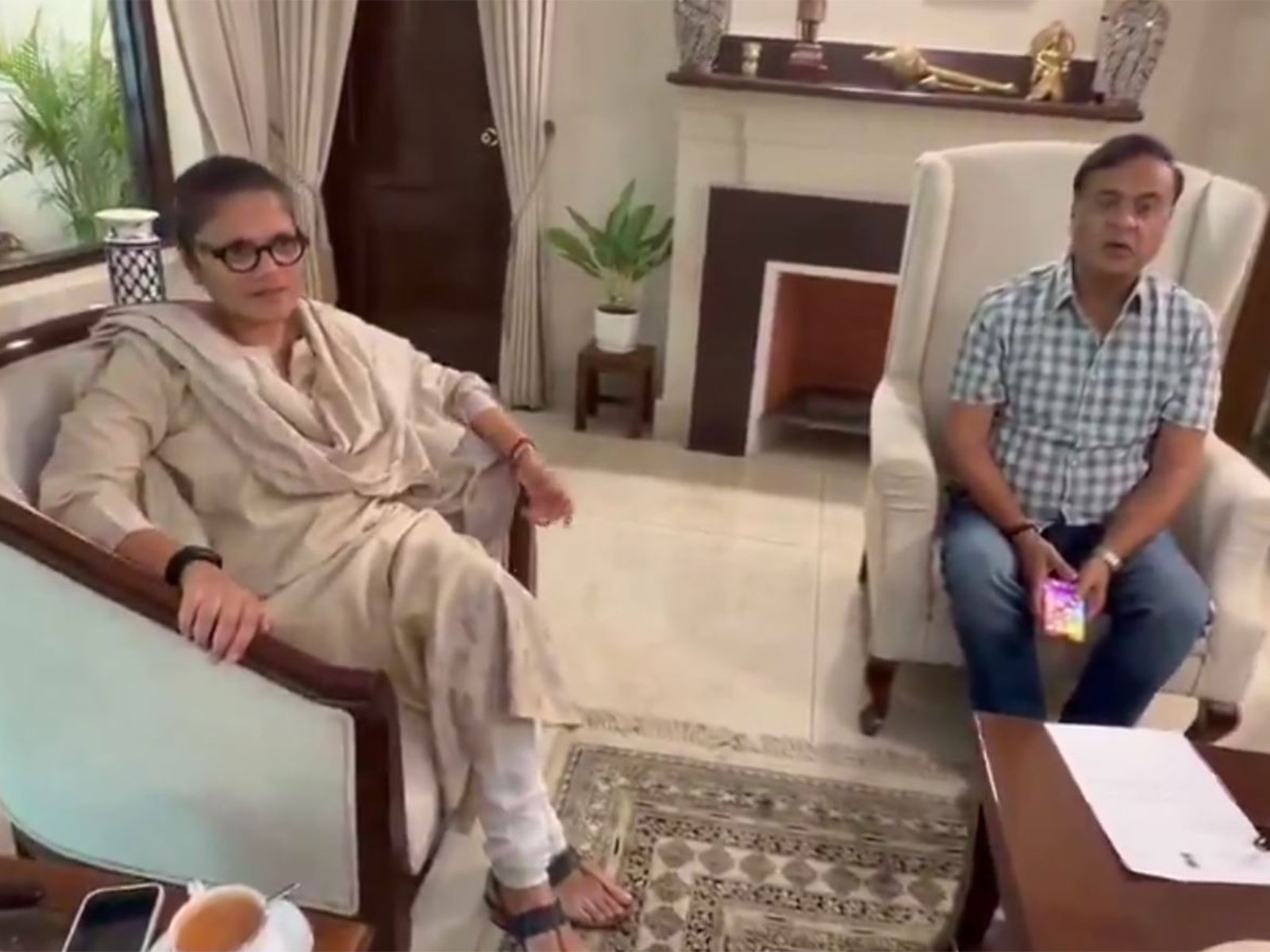 Rebel TMC MP Sushmita Dev with Assam CM Himanta Biswa Sarma (Photo/Viral Video Screengrab)