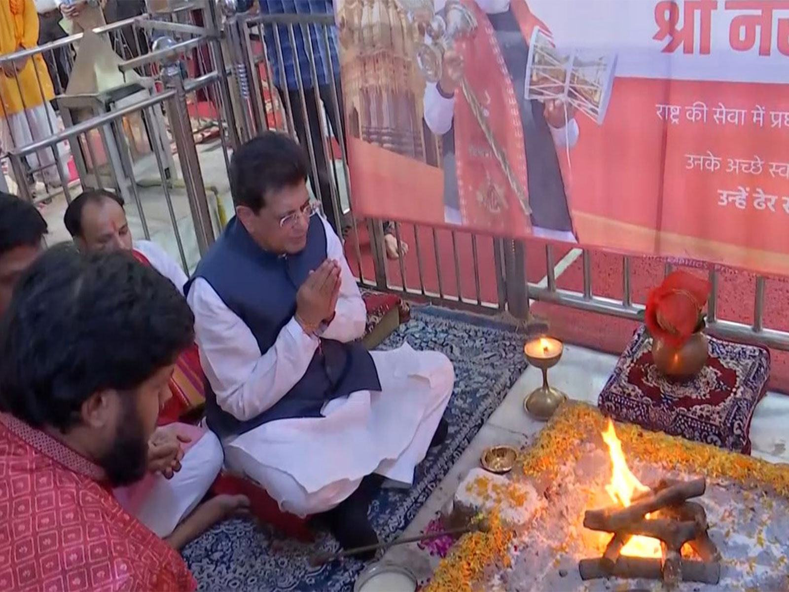 Union Minister Piyush Goyal offers prayers at Hanuman Mandir (Photo/ANI)