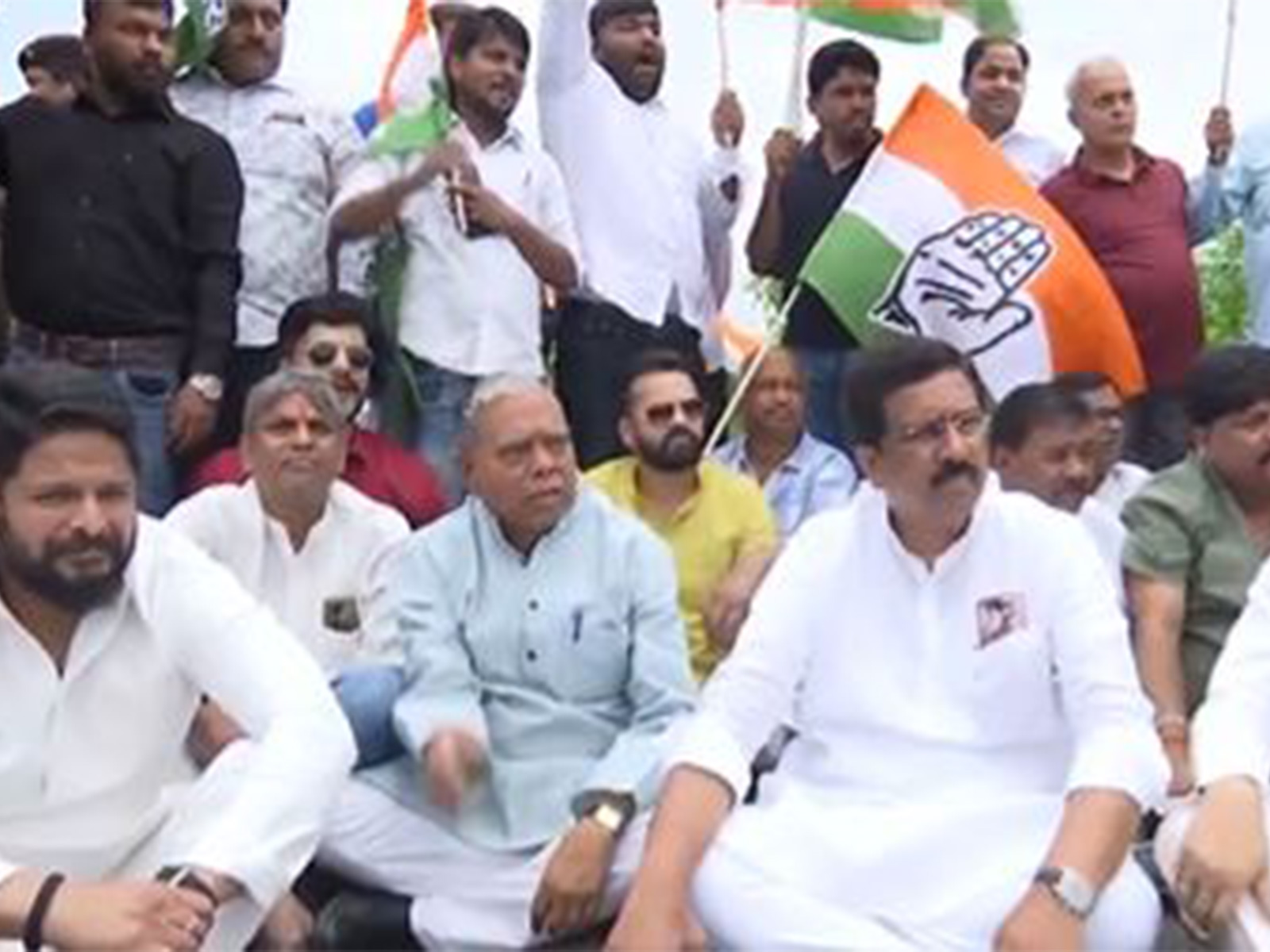 Congress leaders stages protest outside Jharkhand Assembly (Photo/ANI)