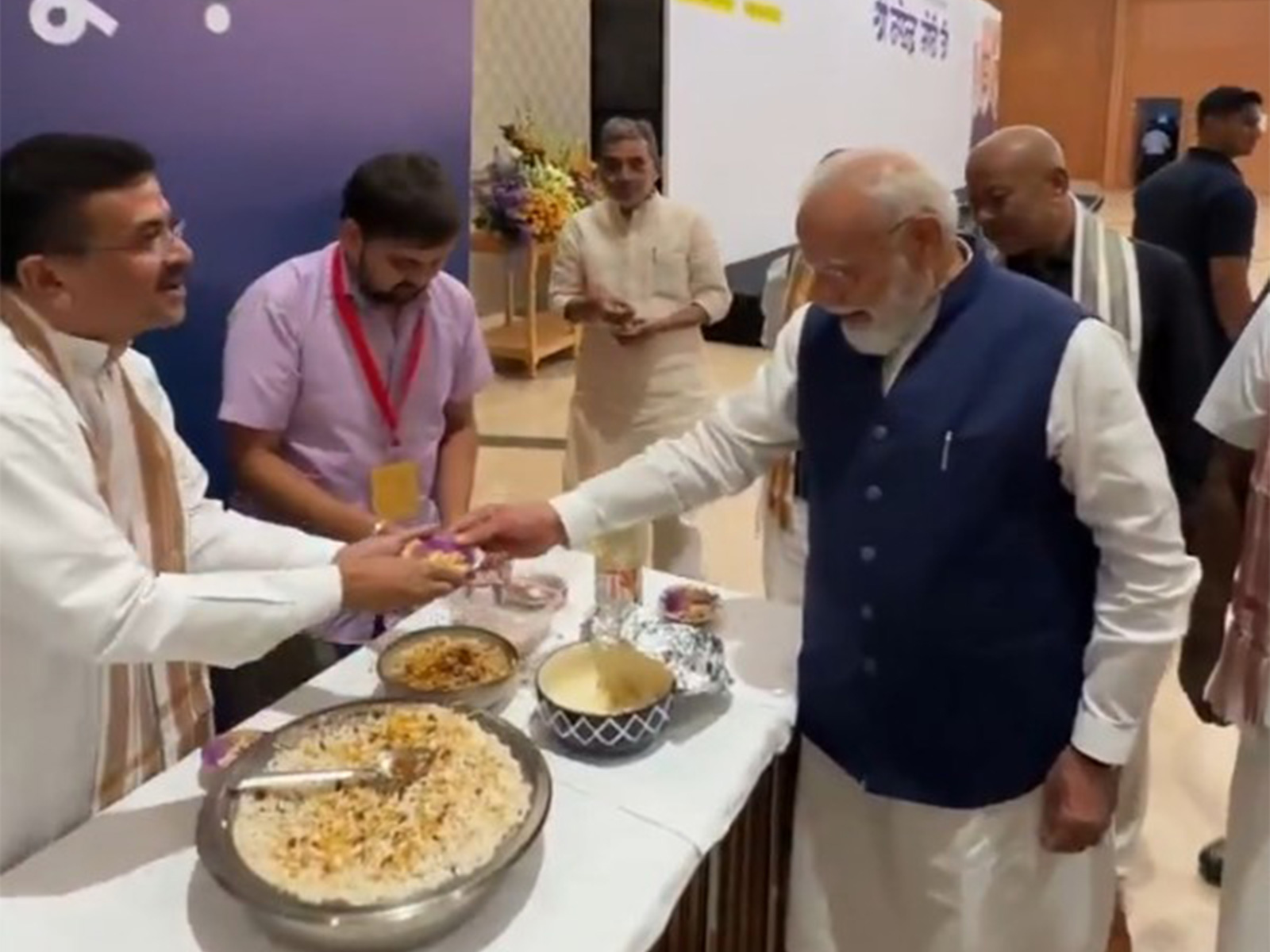 PM Modi shares jhalmuri with fellow leaders (Photo/Narendra Modi/Instagram)