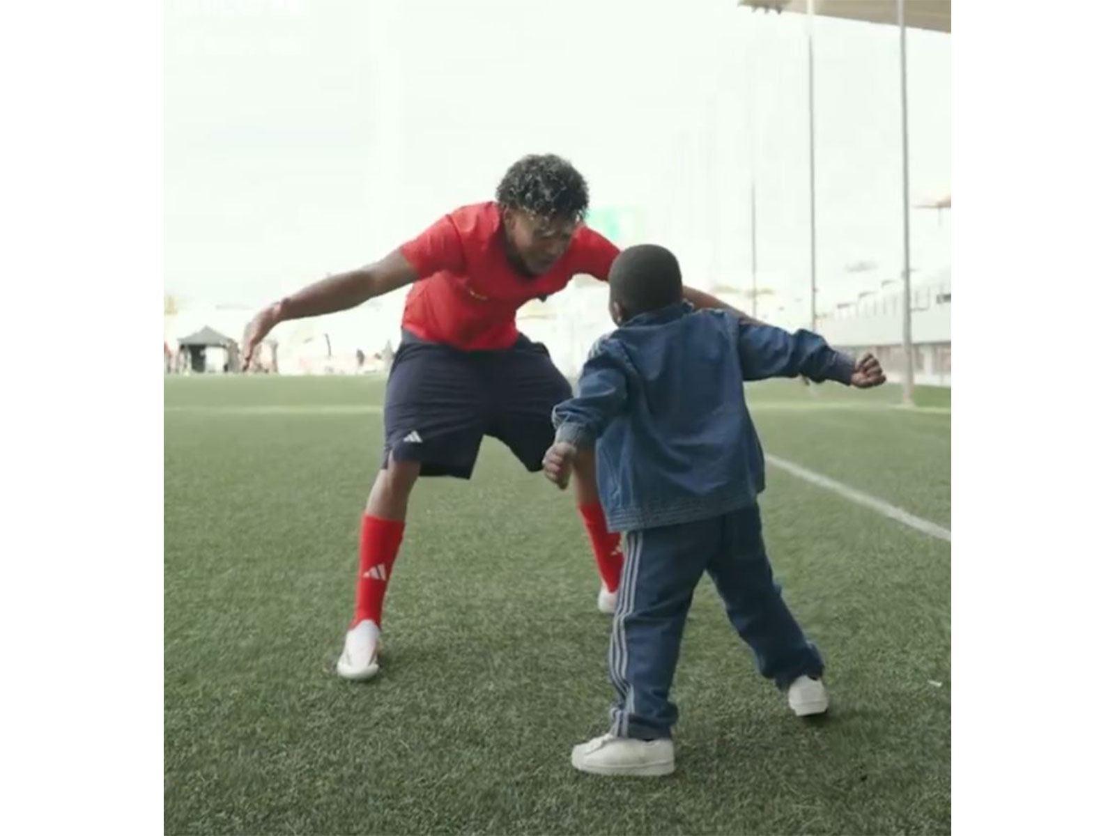 Lamine Yamal engages with a young fan (Photo/@UNICEF)