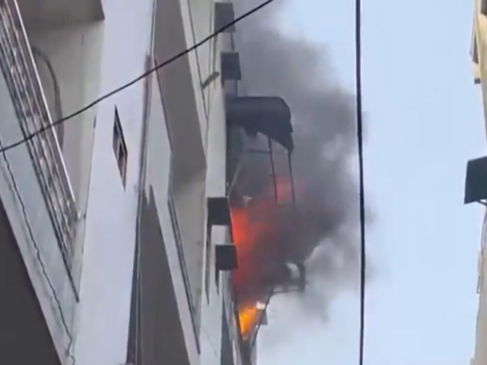 Massive fire breaks out at a PG accommodation in Subzi Mandi area  (Photo/ANI)