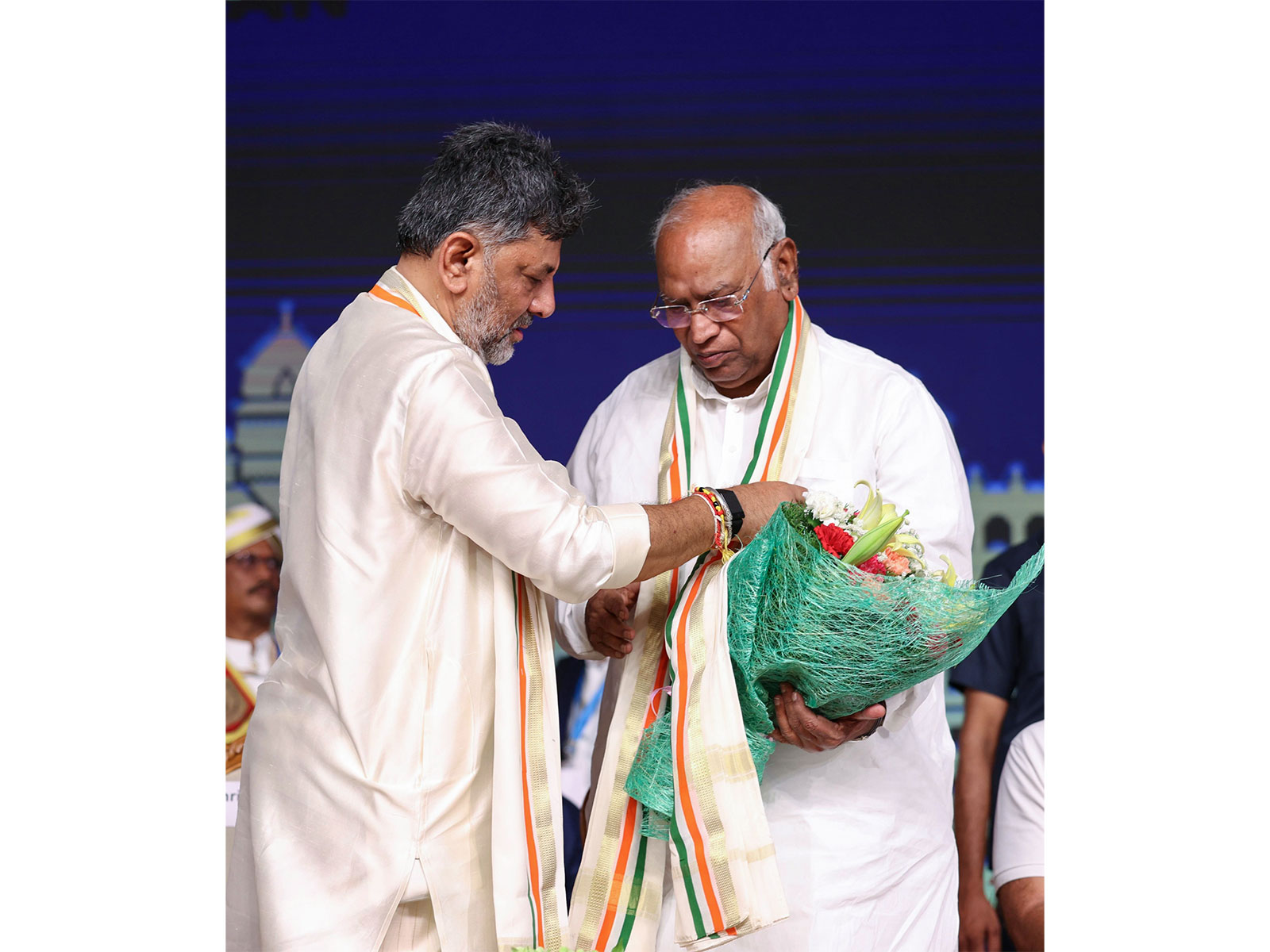 Karnataka CM DK Shivakumar with Congress President Mallikarjun Kharge (File photo/ANI)