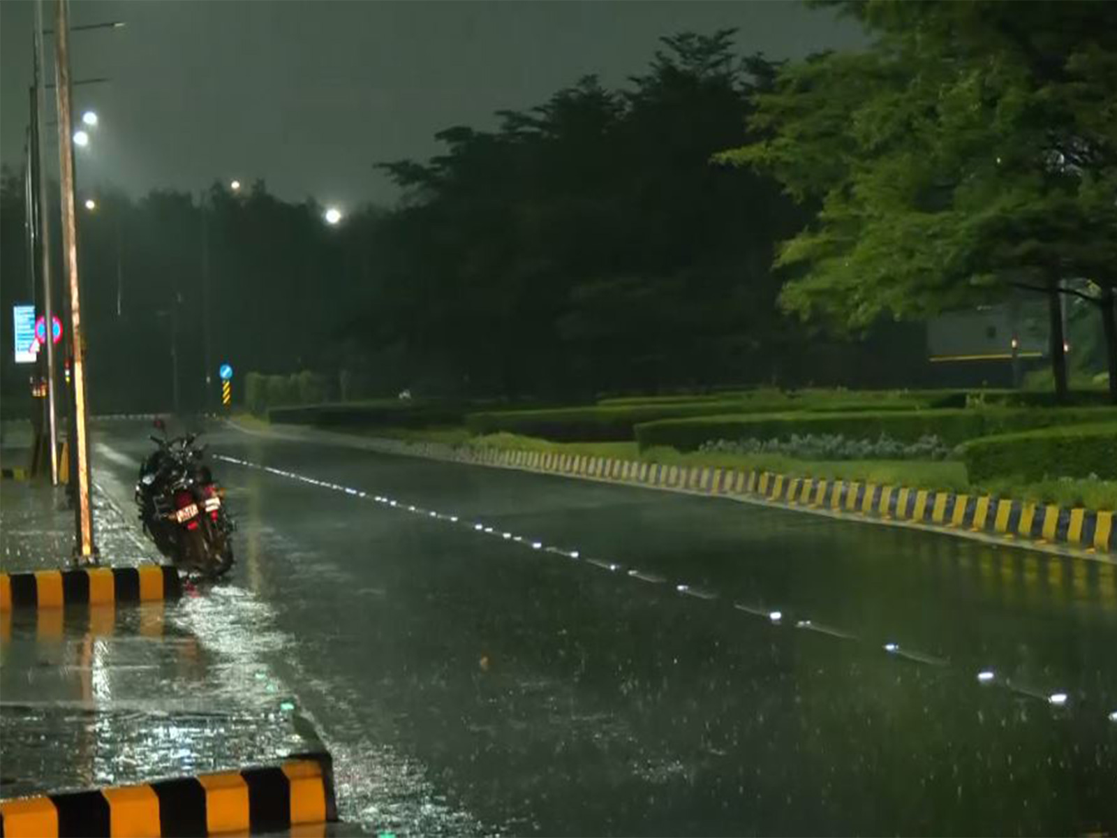 Rain and strong winds lash parts of Delhi (Photo/ANI)