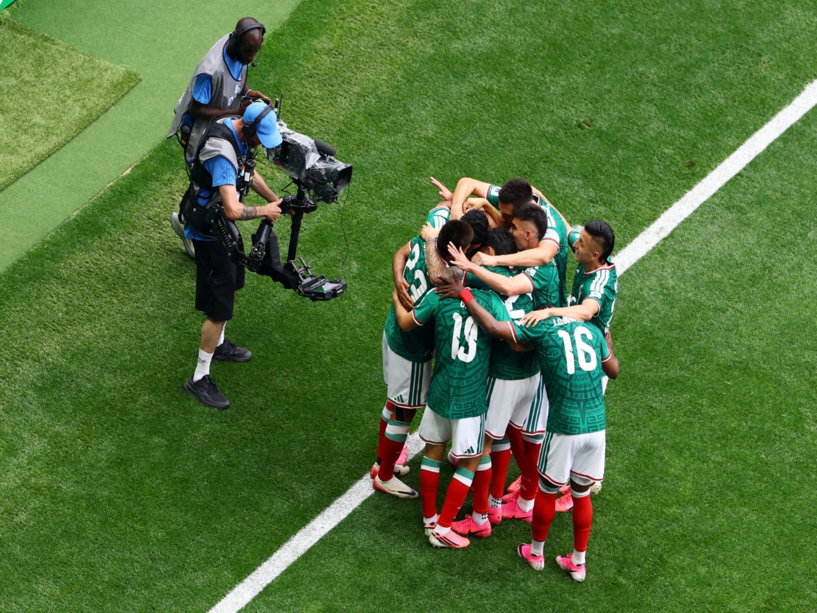 Mexico team celebrating the goal. (Photo: Reuters)