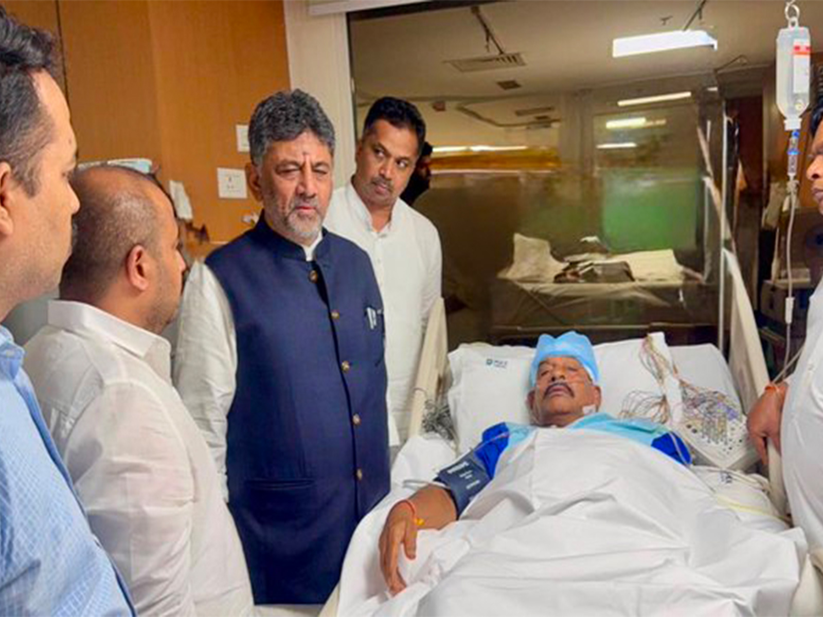 CM DK Shivakumar visits MLA K Shadakshari in Delhi hospital (Photo/@DKShivakumar)
