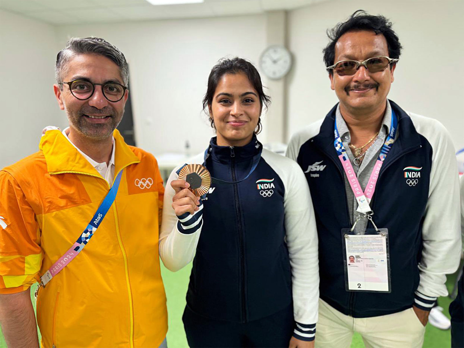 Manu Bhaker (M) poses for a picture with Abhinav Bindra (L) and her coach Jaspal Rana. (Photo: ANI)