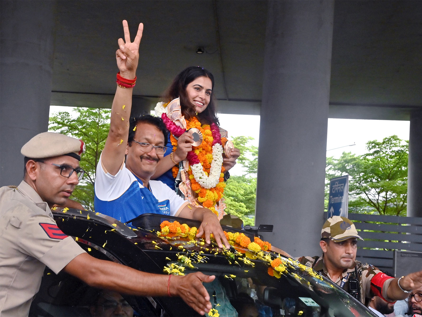 Jaspal Rana (L) with Manu Bhaker. (Photo/ANI)