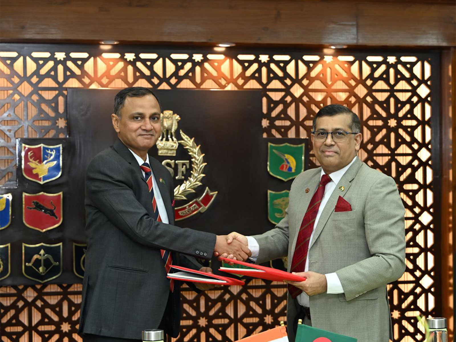 BSF Director General Praveen Kumar and the Bangladesh delegation, led by Major General Mohammad Ashrafuzzaman Siddiqui (Photo/BSF)