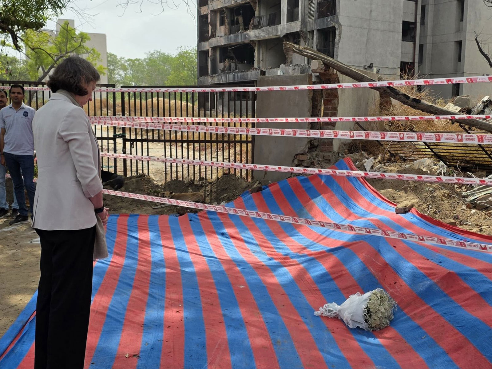British High Commissioner Lindy Cameron pays tribute to the victims of the Air India AI-171 crash on its first anniversary in Ahmedabad. (Photo: X/@Lindy_Cameron)