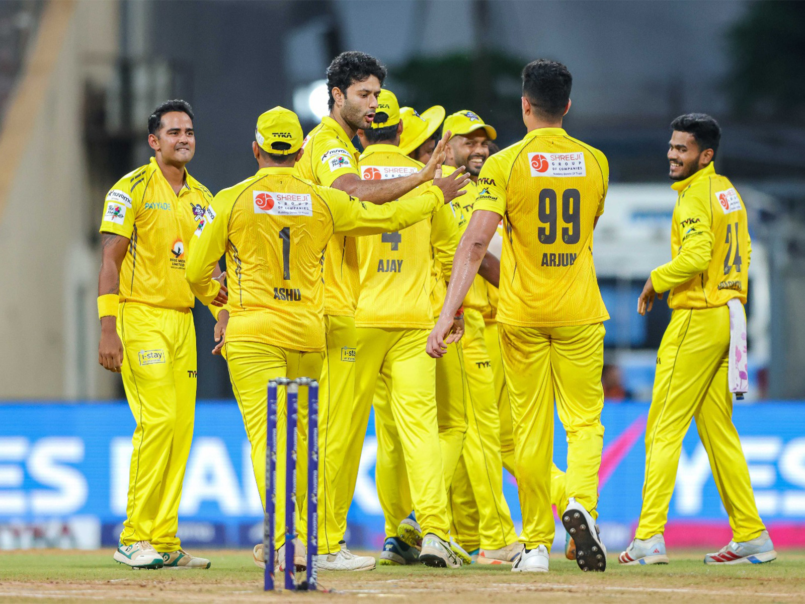 Shivam Dube along with Arcs Andheri players (Photo: T20 Mumbai League)