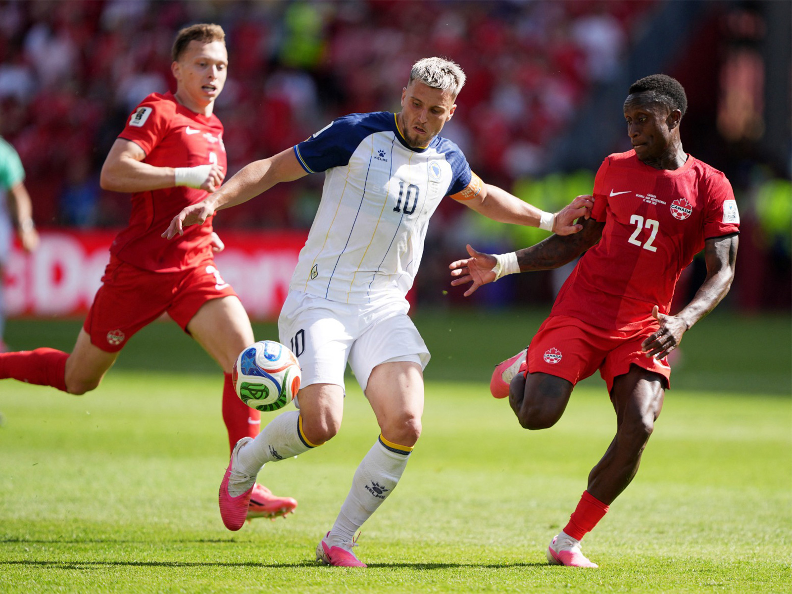 Canada and Bosnia-Herzegovina in action. (Photo: Reuters)
