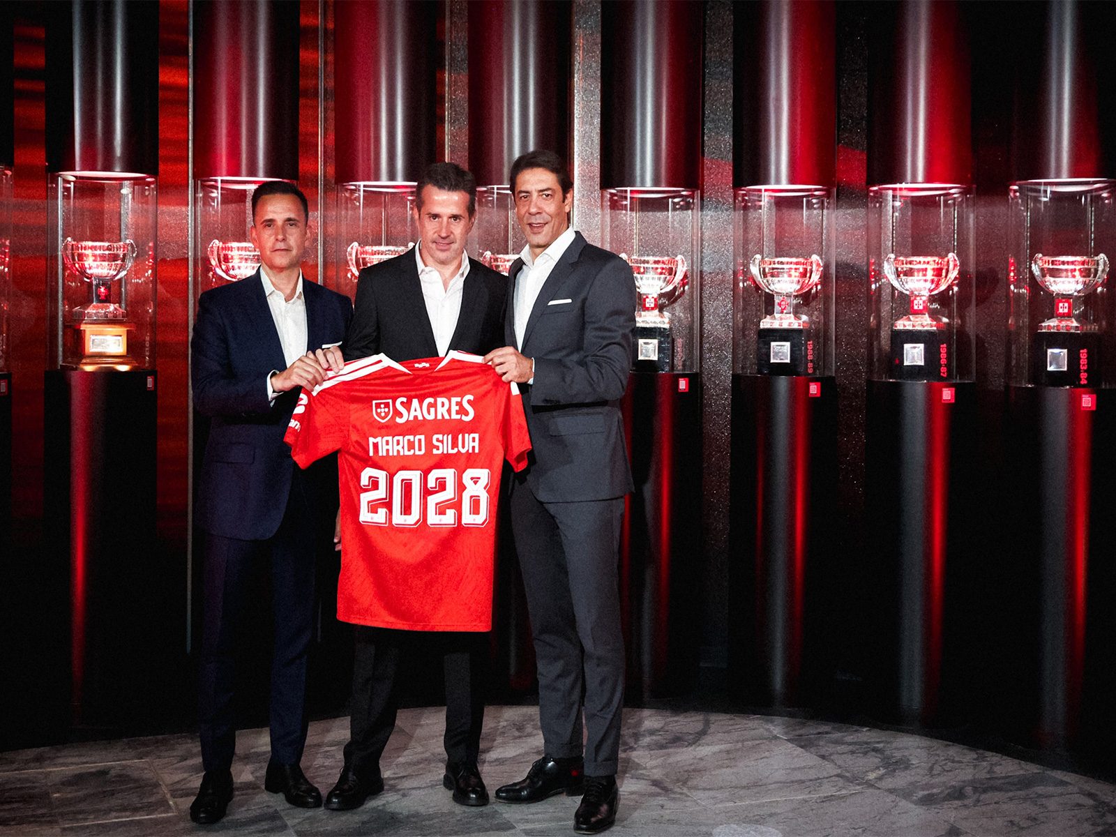 Marco Silva (centre). (Photo: @SLBenfica X)