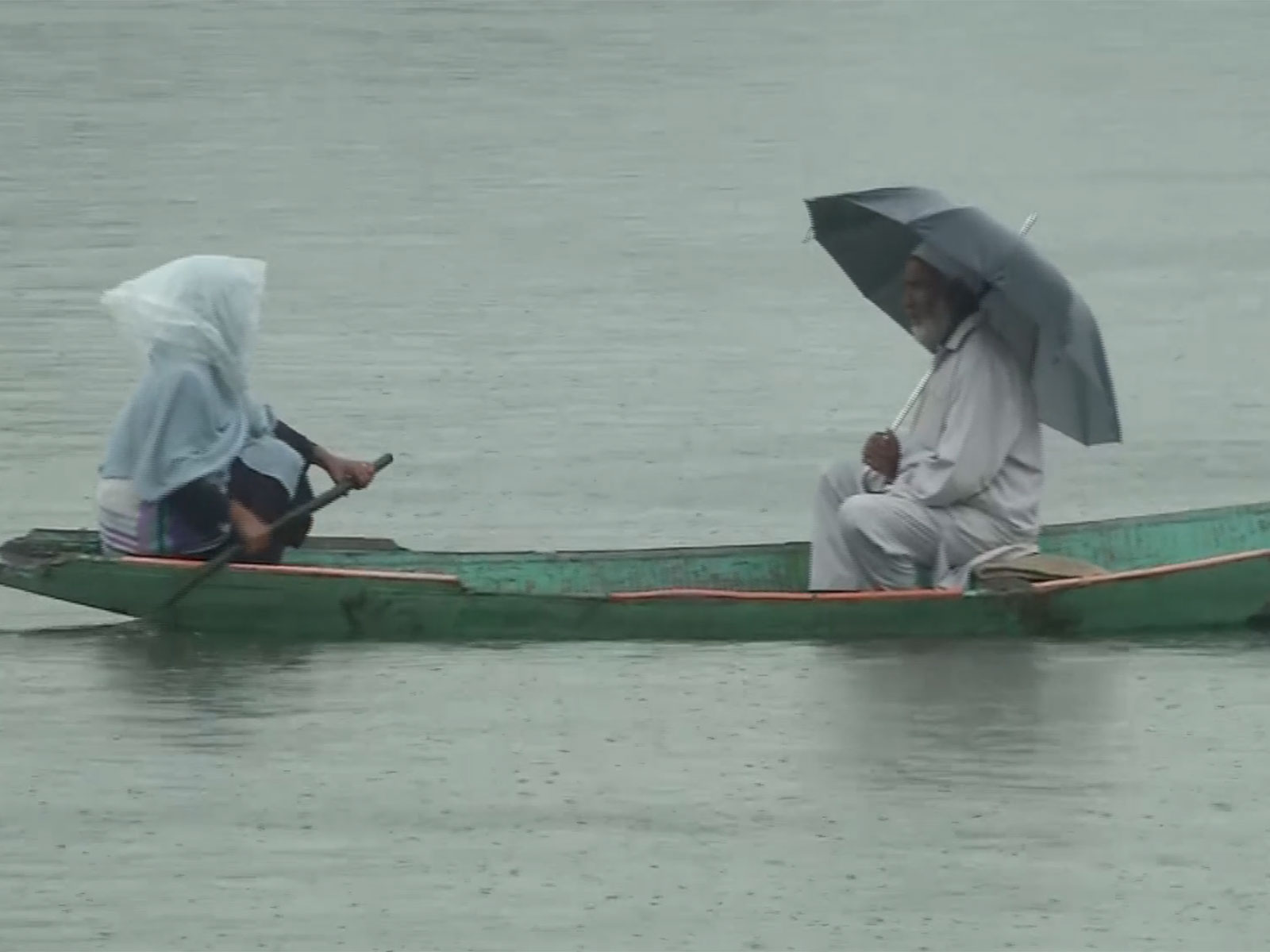 Srinagar sees light rain over Dal Lake (Photo/ANI)