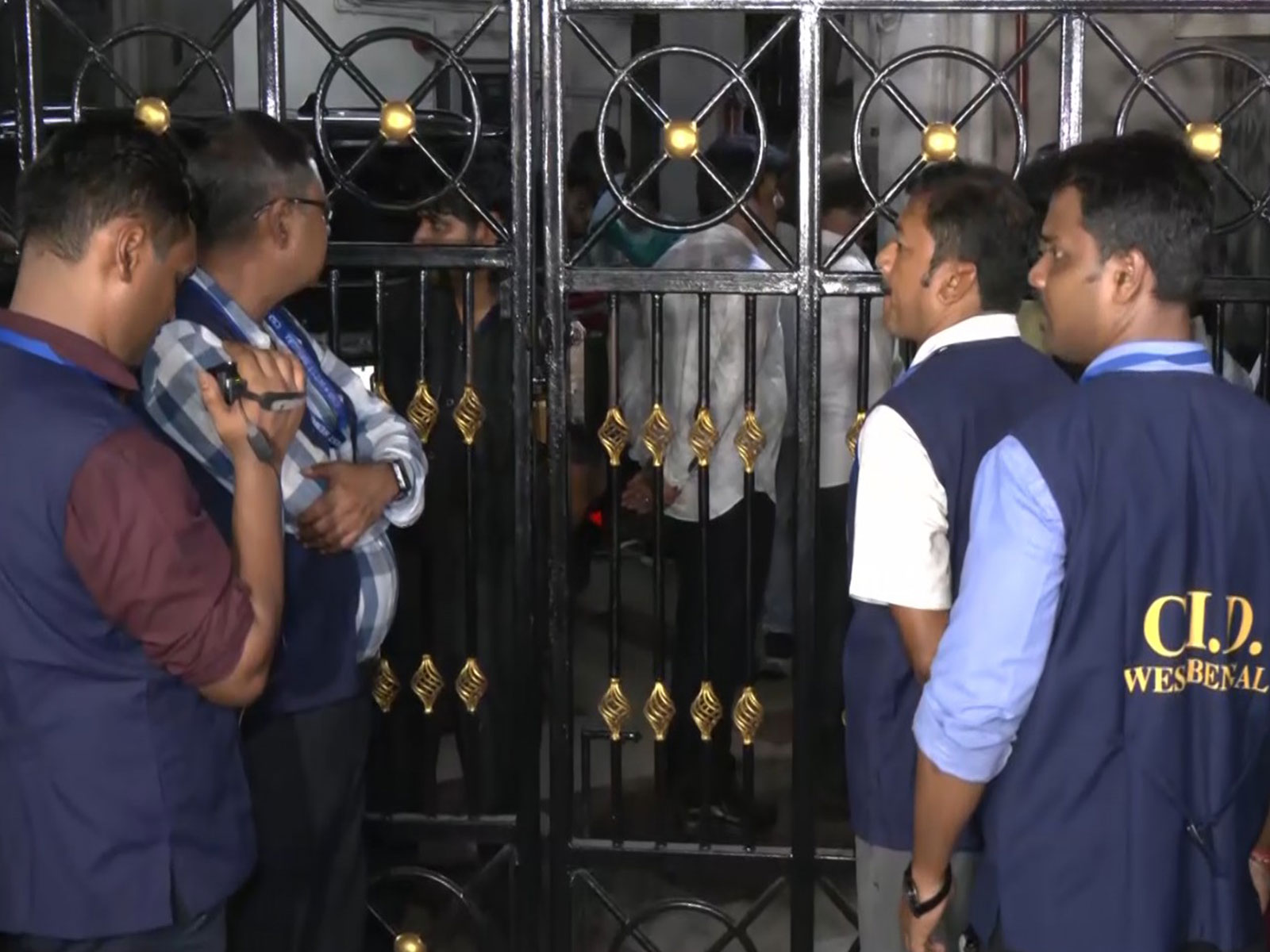 CID Team at TMC Leader Abhishek Banerjee's Residence (Photo/ANI)