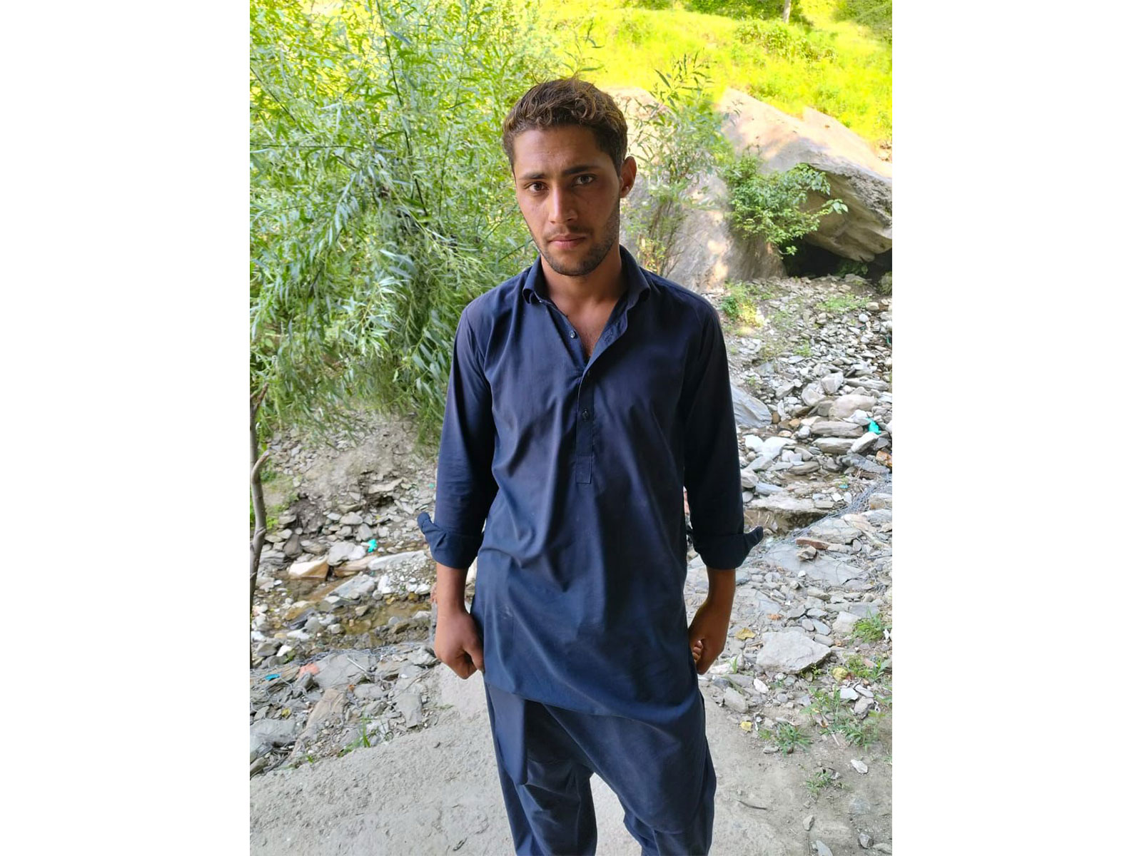 A Pakistani national apprehended by Indian Army's Chinar Warriors and the Jammu and Kashmir Police (Photo/@ChinarcorpsIA)