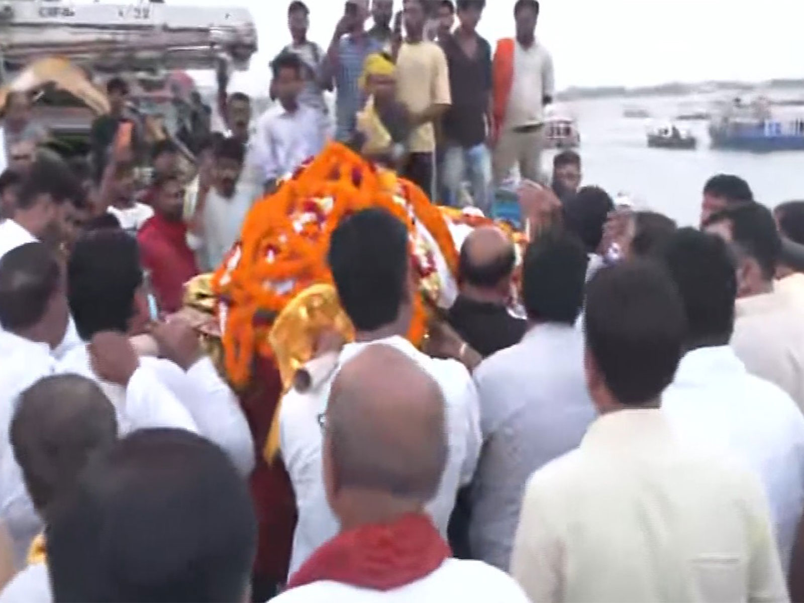 Jaspal Rana's last rites being performed at Manikarnika Ghat (Photo: ANI)