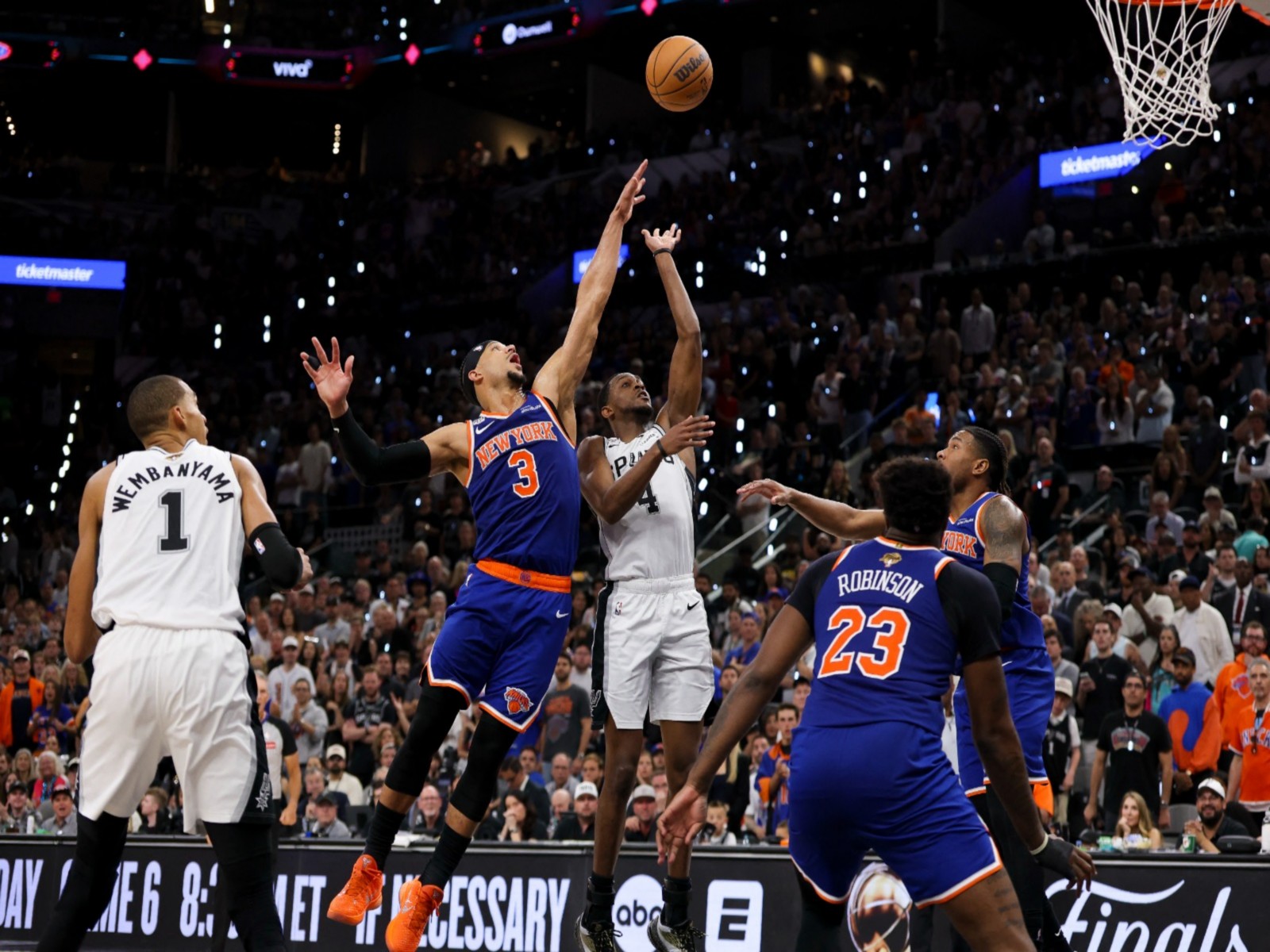 San Antonio, Texas, USA; San Antonio Spurs guard De'aaron Fox (4) shoots the ball past New York Knicks guard Josh Hart (3) during game five of the 2026 NBA Finals at Frost Bank Center. (Photo: Reuters)