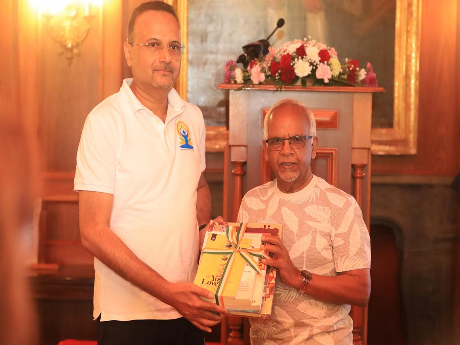  Mauritius President Dharambeer Gokhool (R) joins International Day of Yoga celebrations at State House (Photo/X/@HCI_PortLouis)