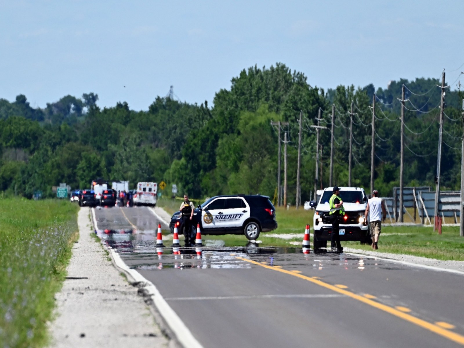 Bates County Sheriff's Deputies block the road leading to Butler Memorial Airport after a plane carrying skydivers crashed in Butler, Missouri, U.S (Photo/Reuters)