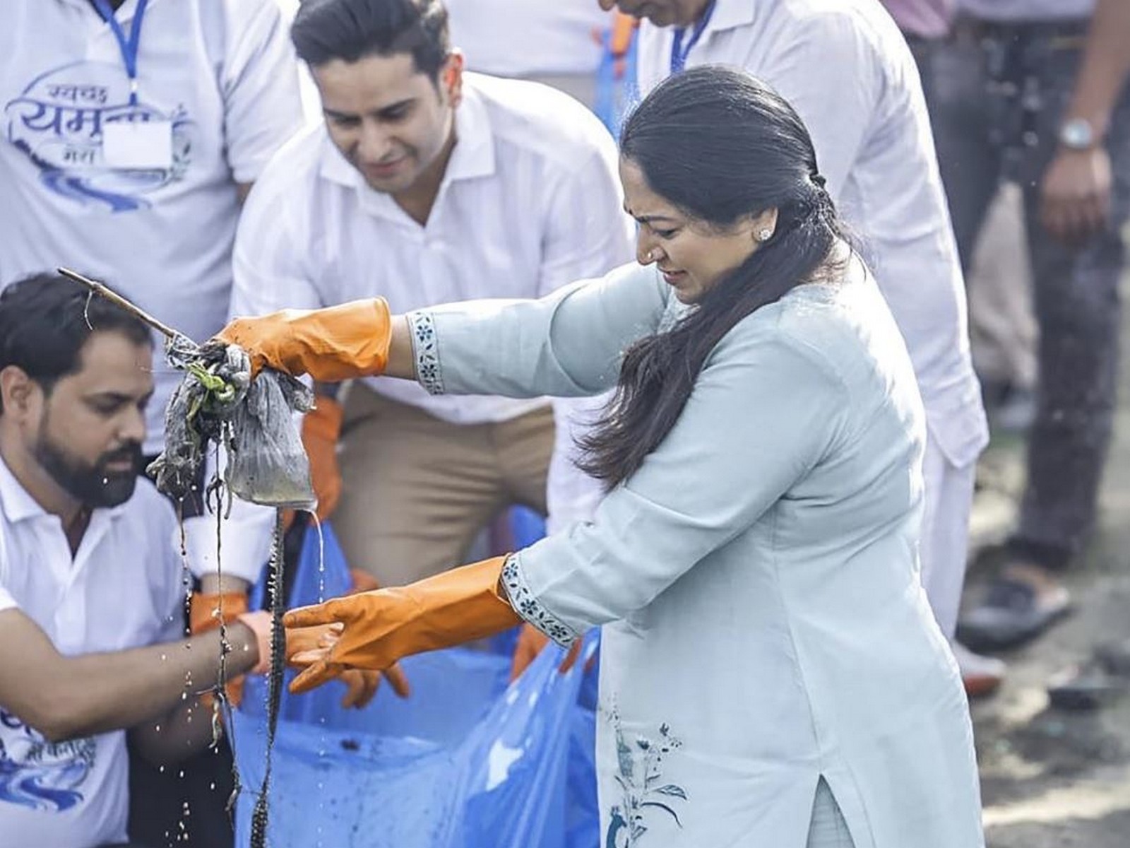 Delhi Chief Minister Rekha Gupta participates in cleaning campaign of Yamuna Ghats (Photo/@gupta_rekha)