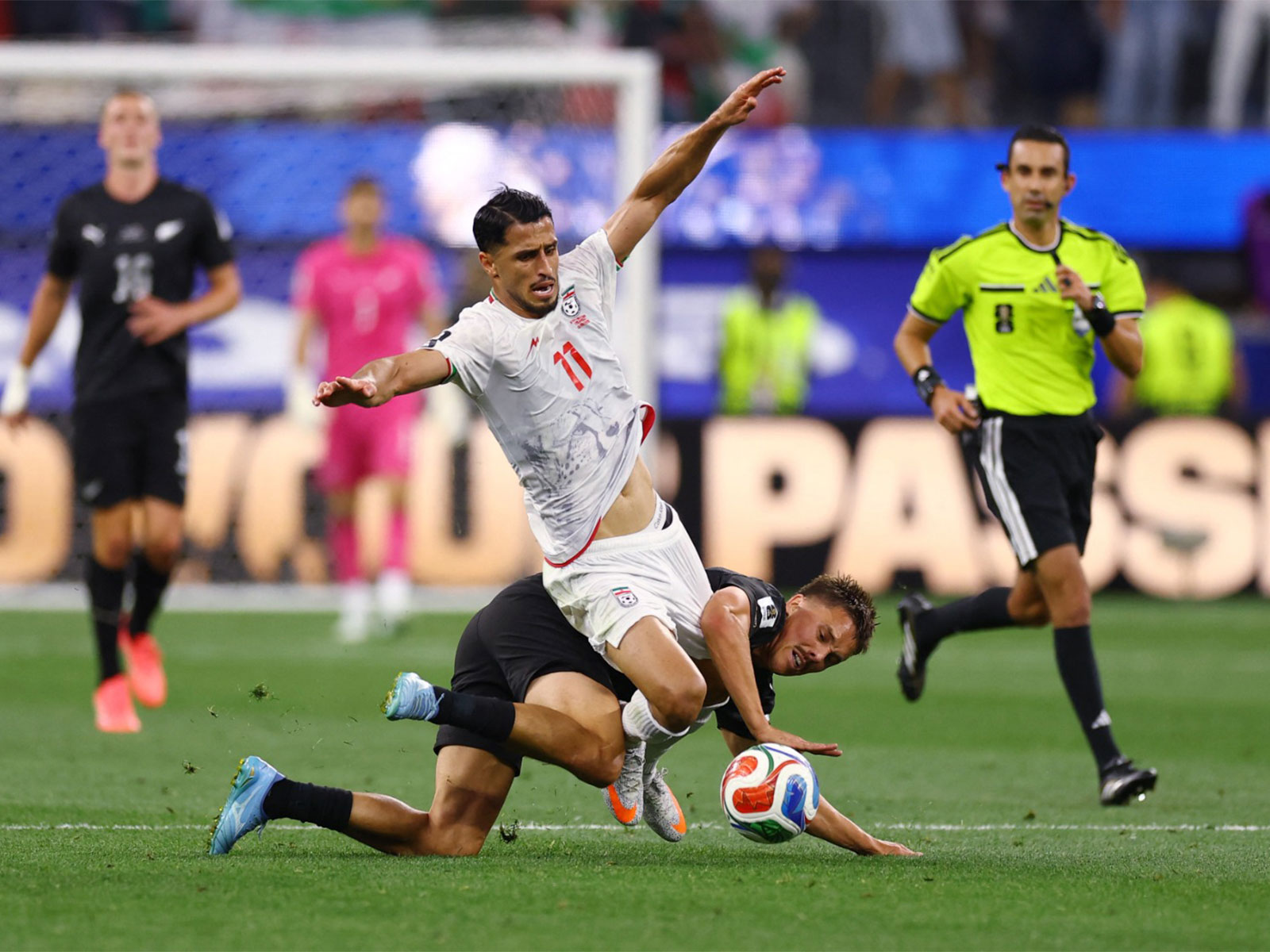 Iran football team player Ali Alipour in action with New Zealand's Ryan Thomas (Photo: Reuters)