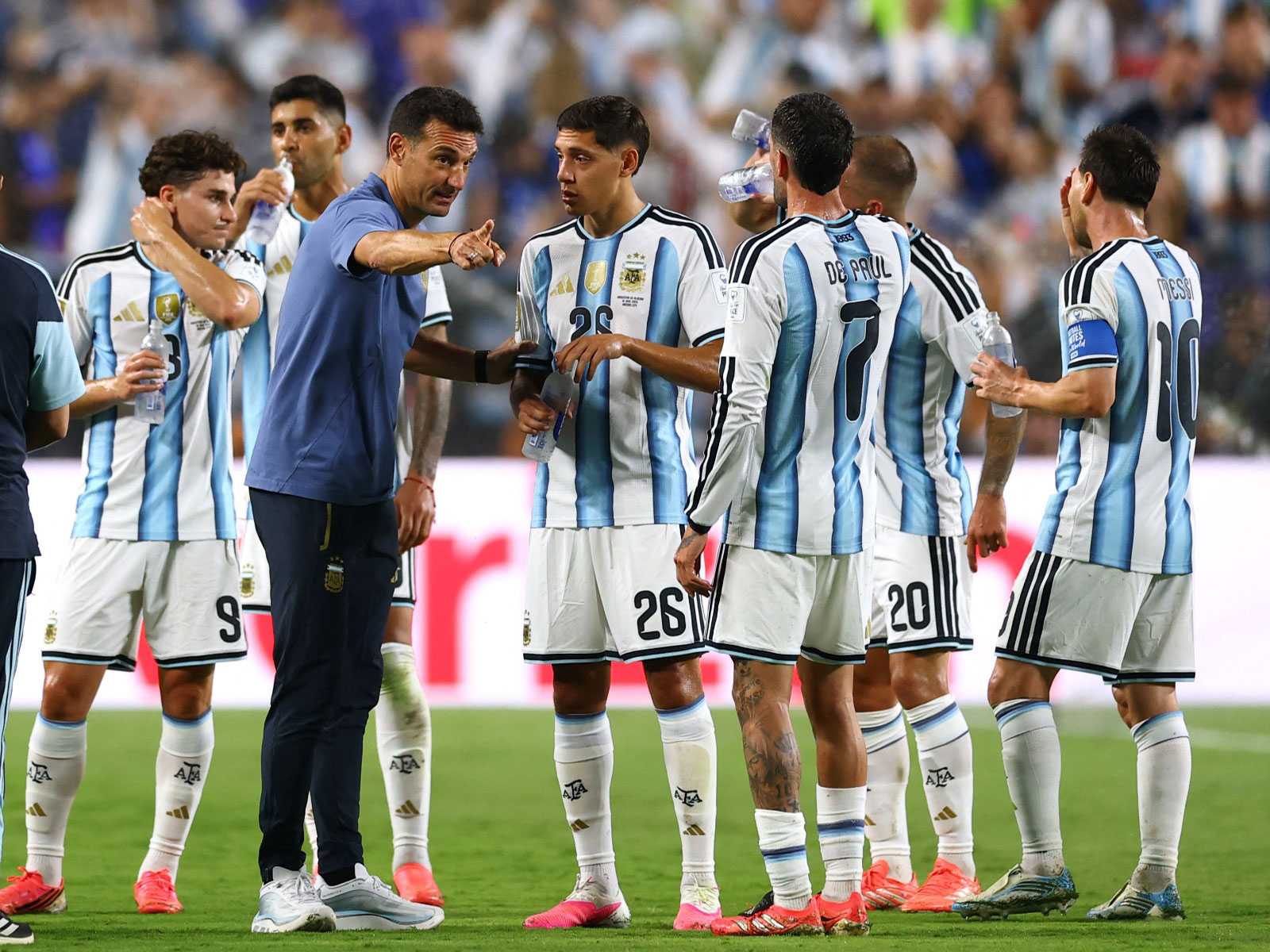 Argentina coach Lionel Scaloni speaks to his players (Photo: Reuters)