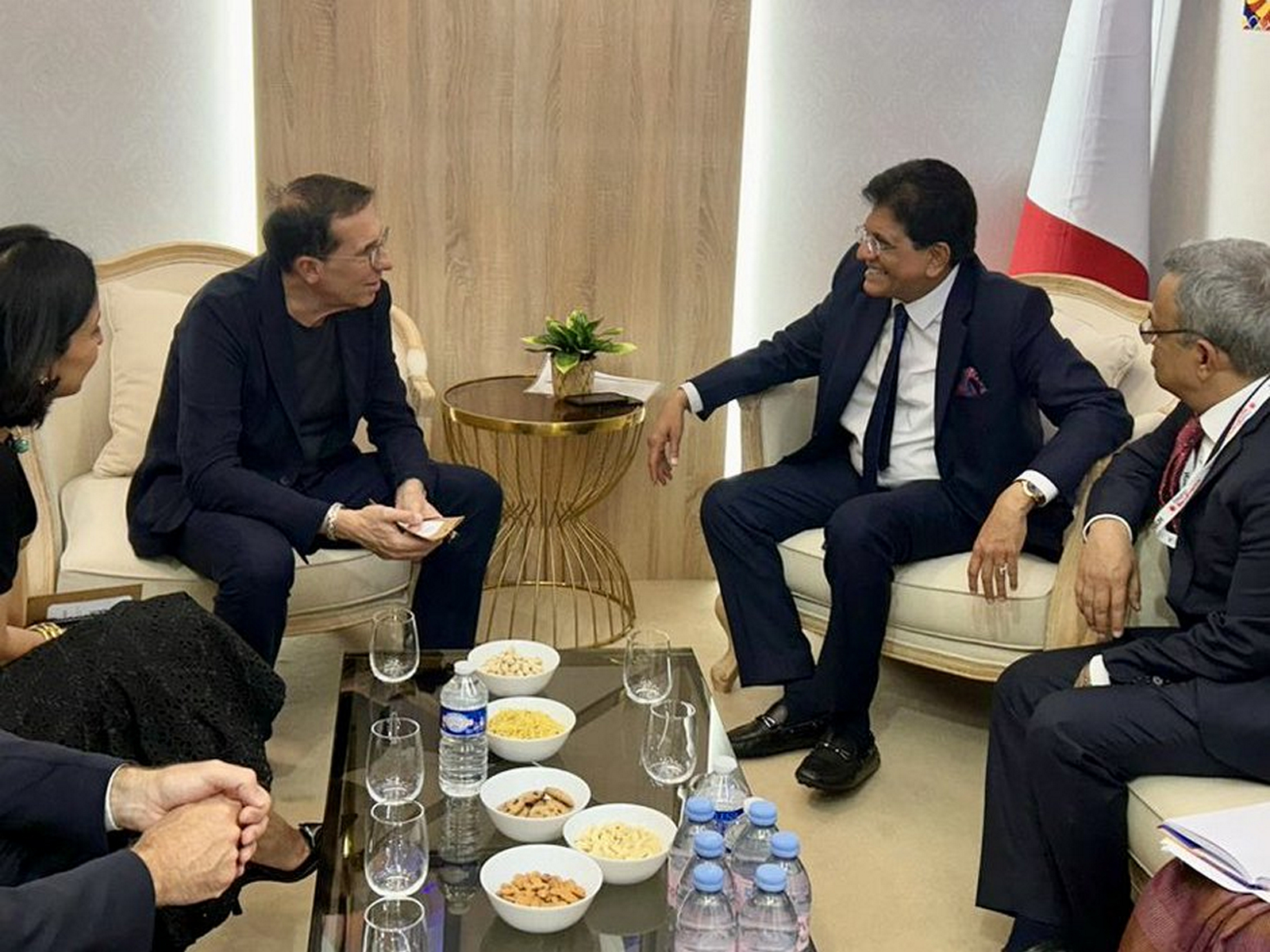 Union Commerce and Industry Minister Piyush Goyal with Nicolas Hieronimus, CEO of L'Oreal Groupe (Photo/X@PiyushGoyal)