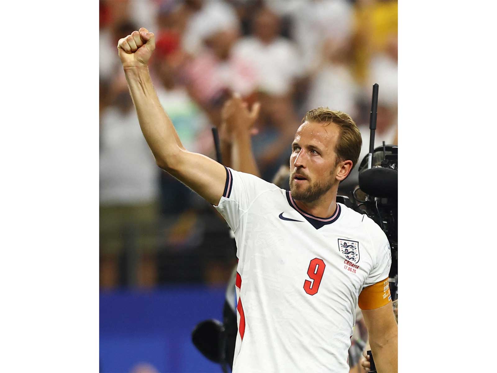 England's Harry Kane salutes their fans after the match against Croatia (Photo/Reuters)