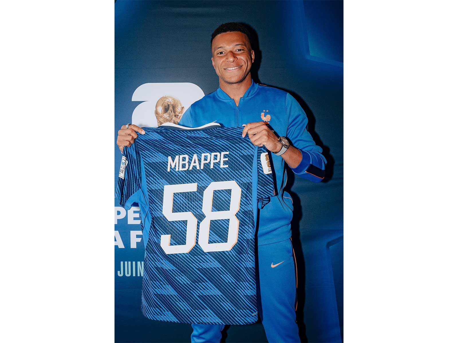 Kylian Mbappe receive a jersey marked with the number 58. (Photo/@KMbappe)