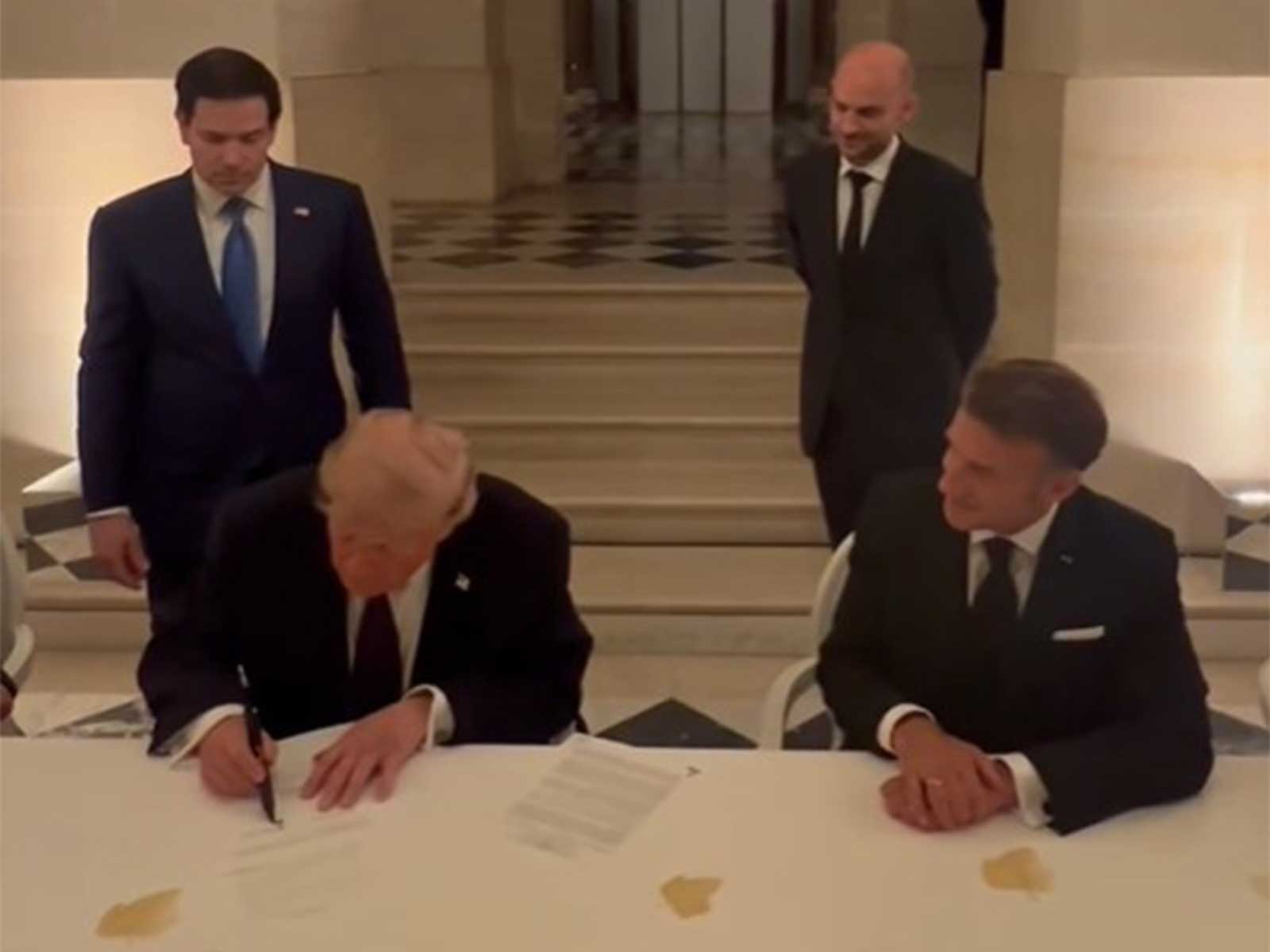 US President Donald Trump signs Iran-US MoU in Versailles (Photo/@EmmanuelMacron)