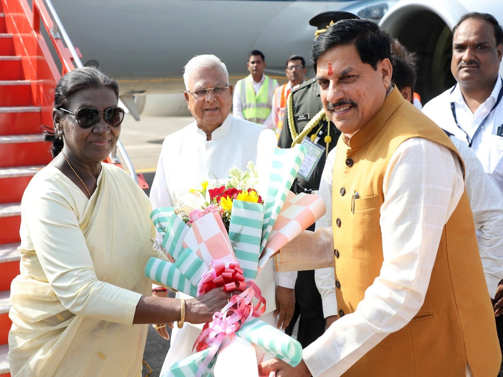 MP CM Mohan Yadav is welcoming the president (Photo / X @DrMohanYadav51)