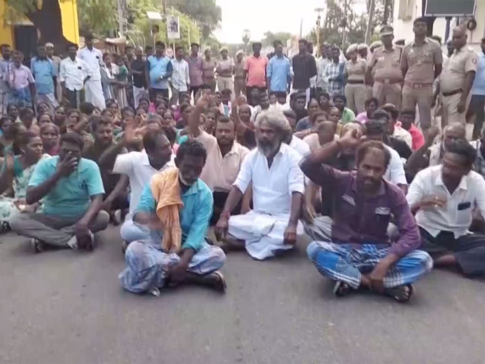 Relatives of Tamilselvi protest on road in Ramanathapuram over her death at a government hospital (Photo/ANI)