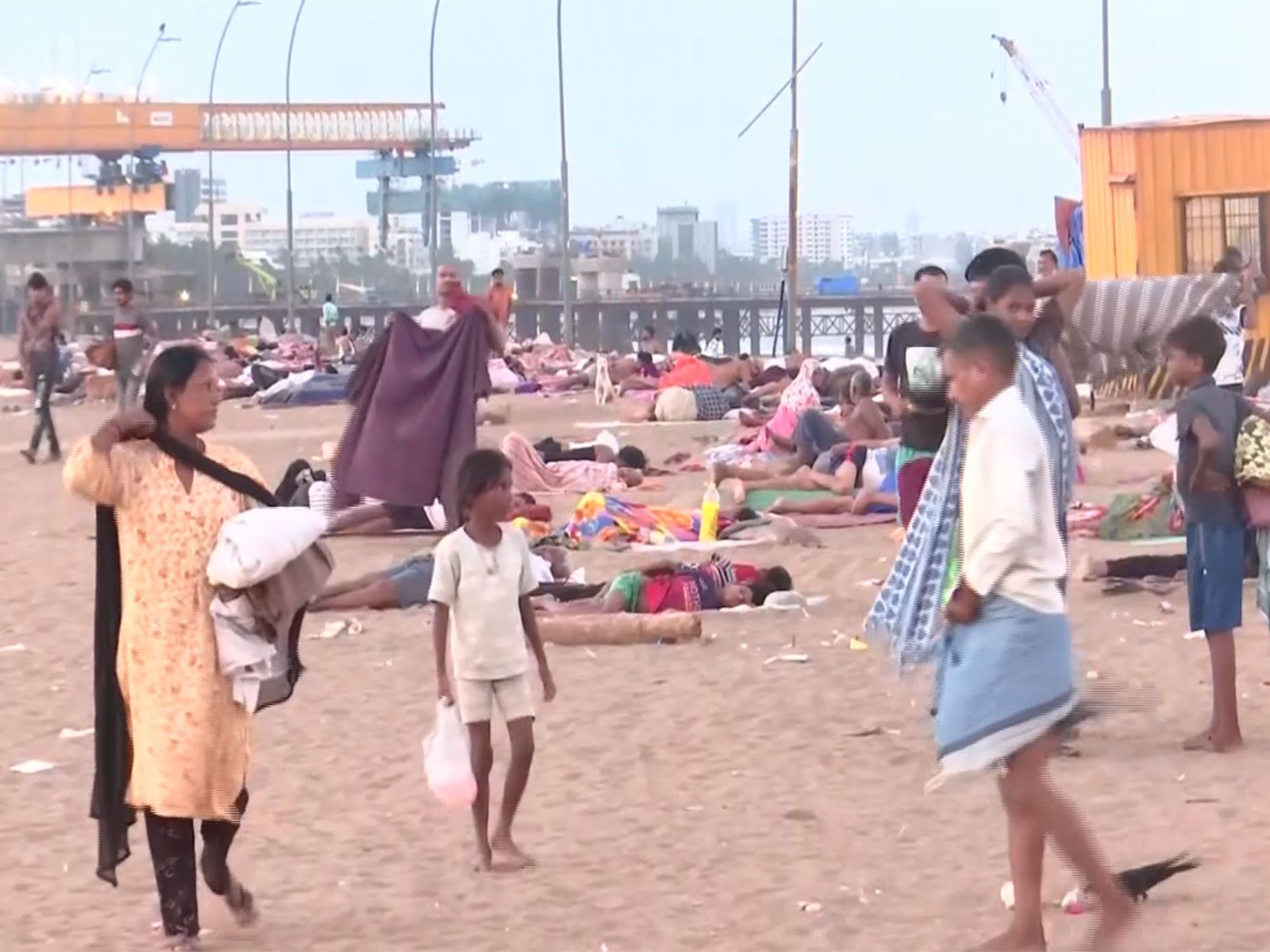 Mumbai residents sleep on Versova beach to escape soaring temperatures amid heatwave (Photo/ANI)
