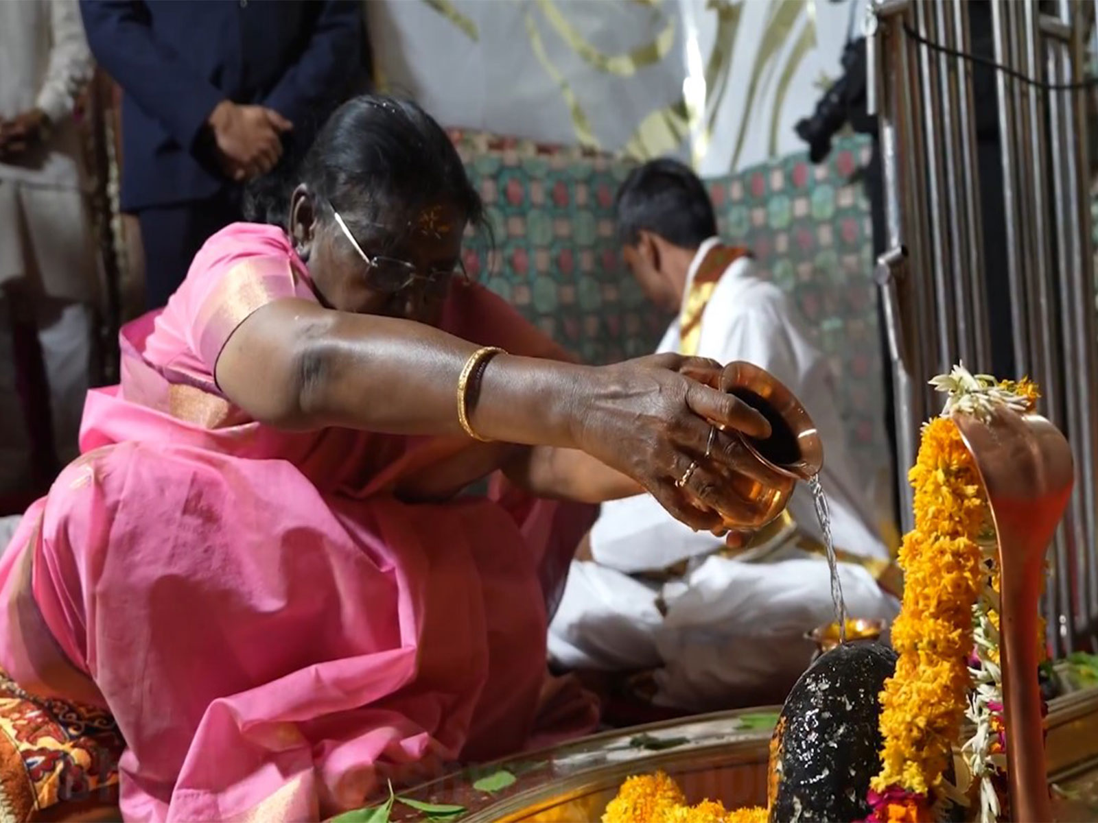President  Murmu offers prayers (Photo/@rashtrapatibhvn)