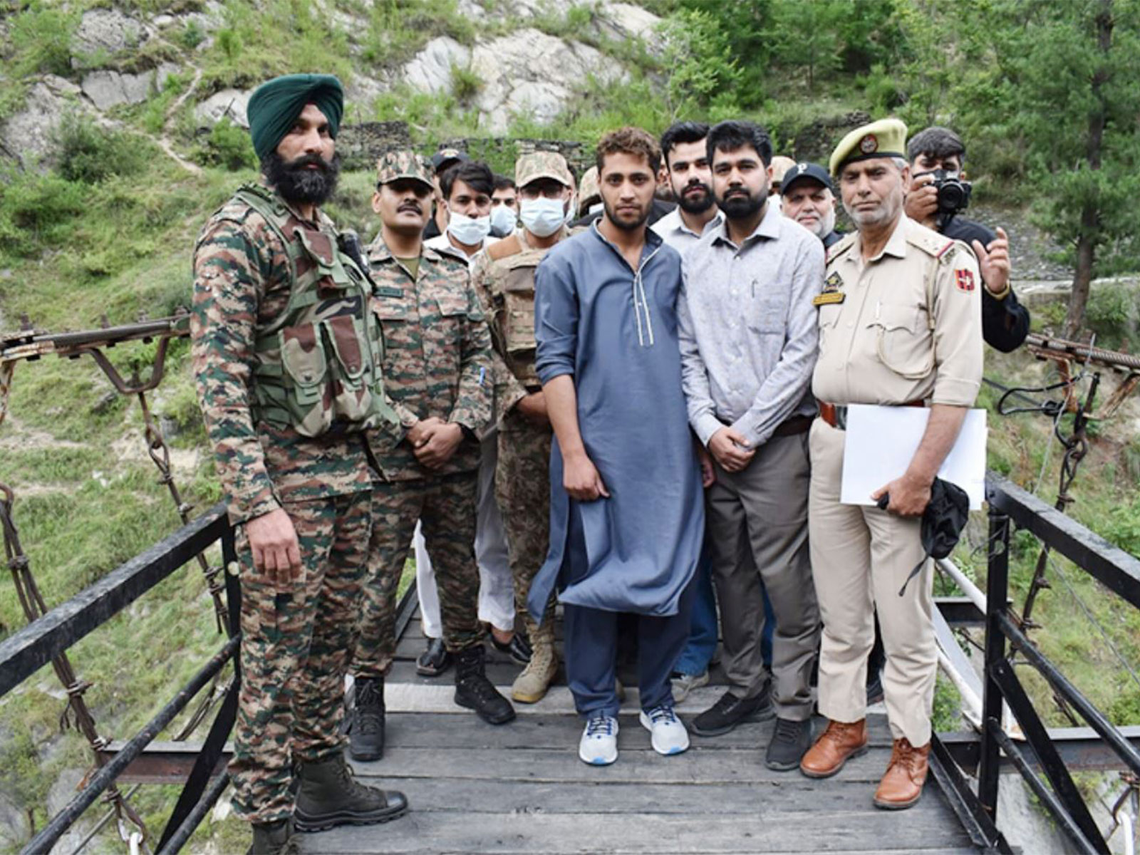 Repatriation of Pakistani National by Indian Army (Photo/X/@ChinarcorpsIA)