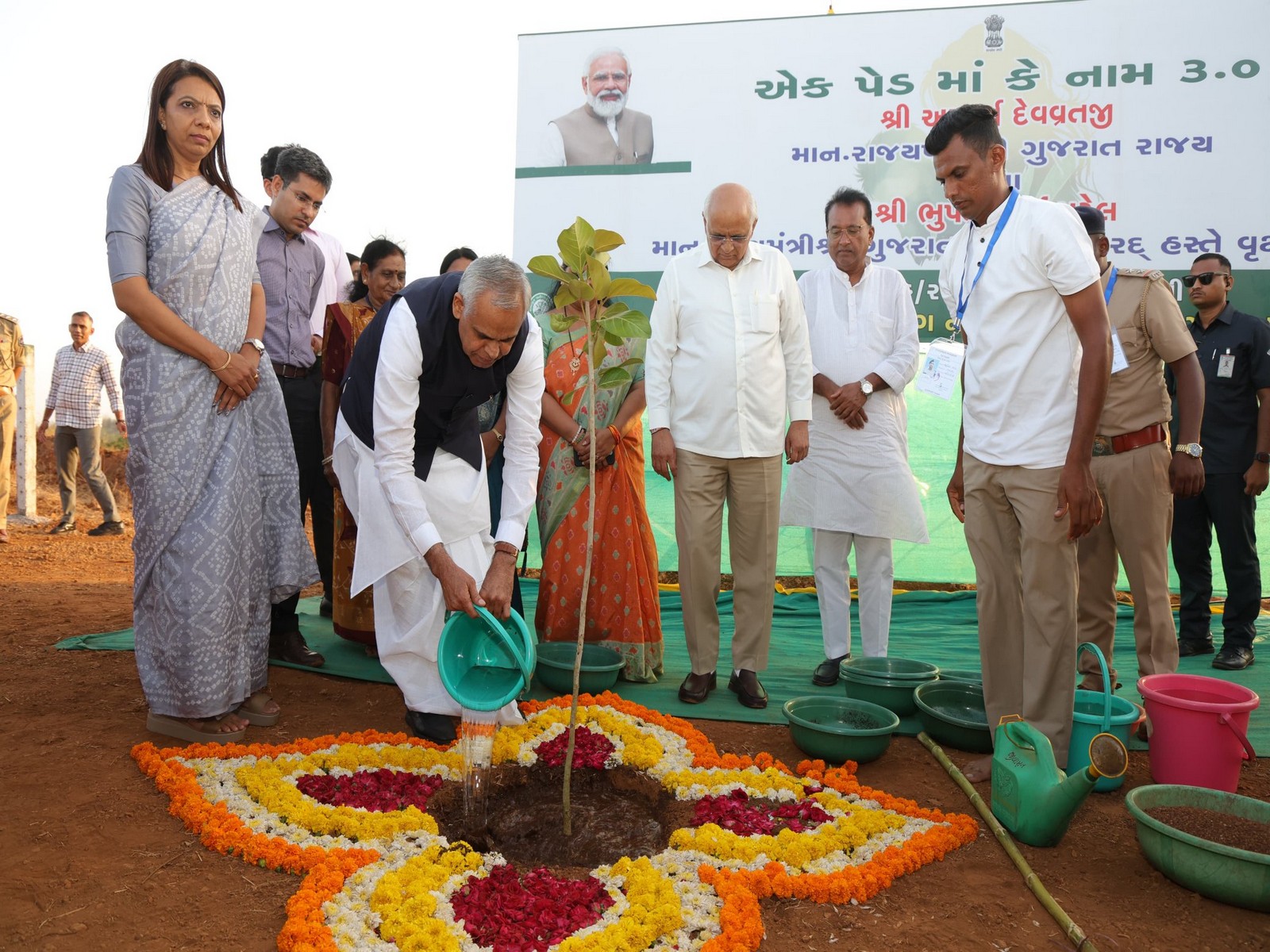 Gujarat Governor and CM launch "Ek Ped Maa Ke Naam 3.0" in Navsari (Photo/ X @CMOGuj)