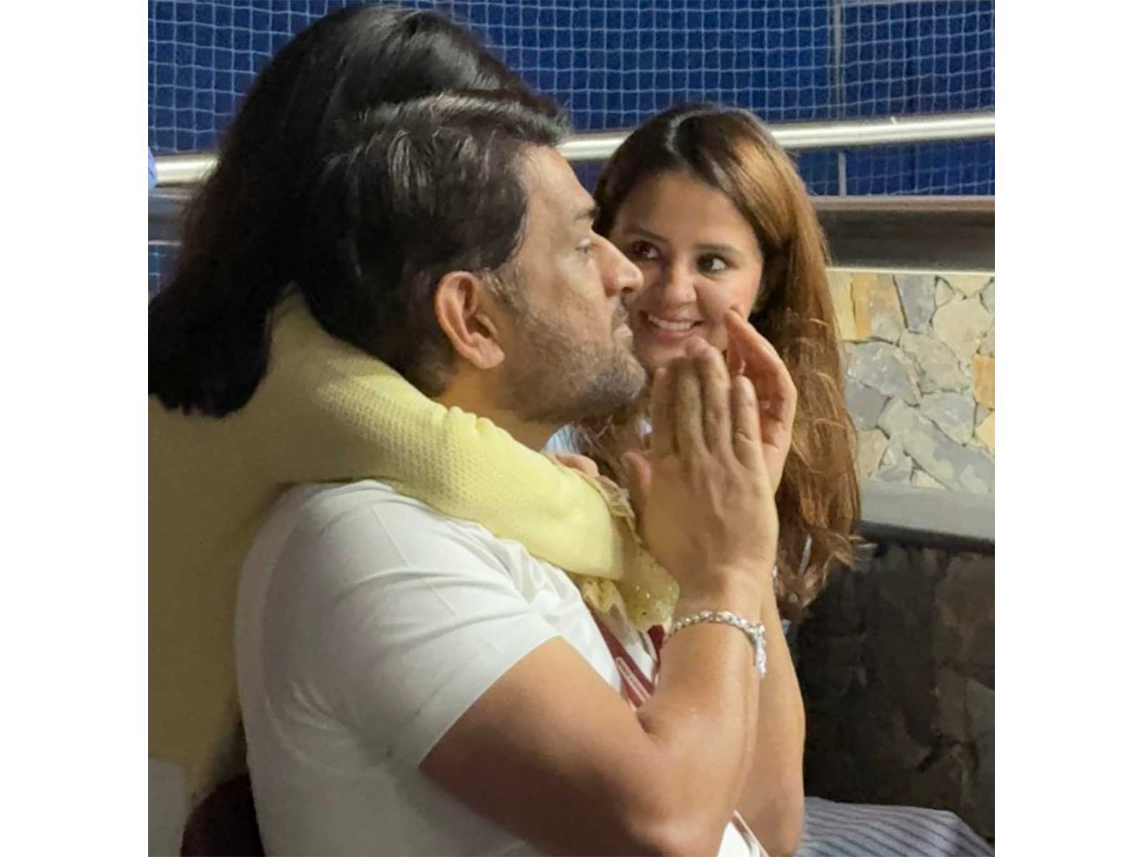 MSD with wife Sakshi and daughter Ziva (Image source: Sakshi's Instgagram)