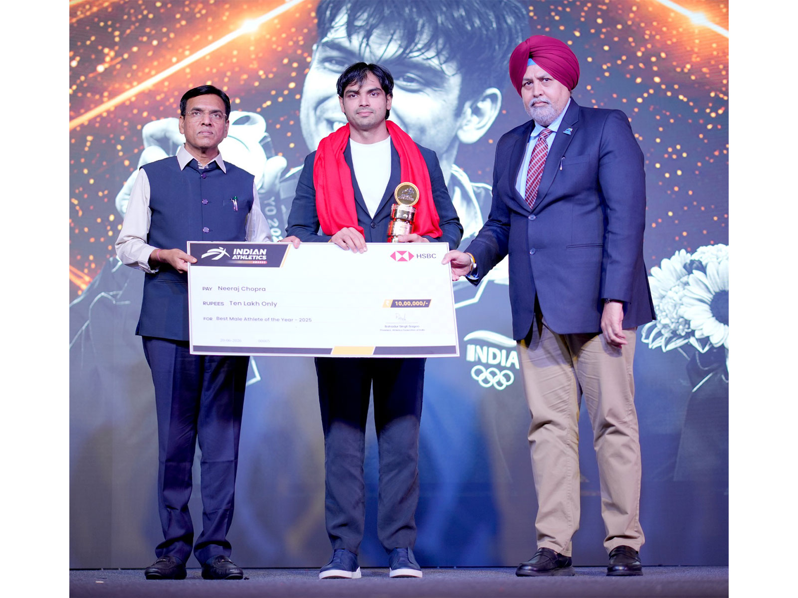 Neeraj Chopra standing in middle (Photo: AFI)
