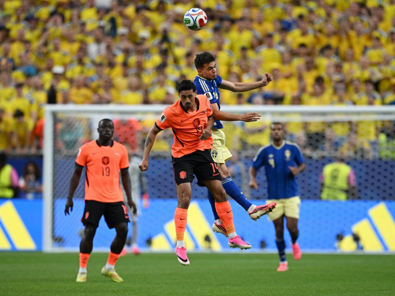 Sweden's Yasin Ayari in action with Netherlands' Tijjani Reijnders (Photo: Reuters)