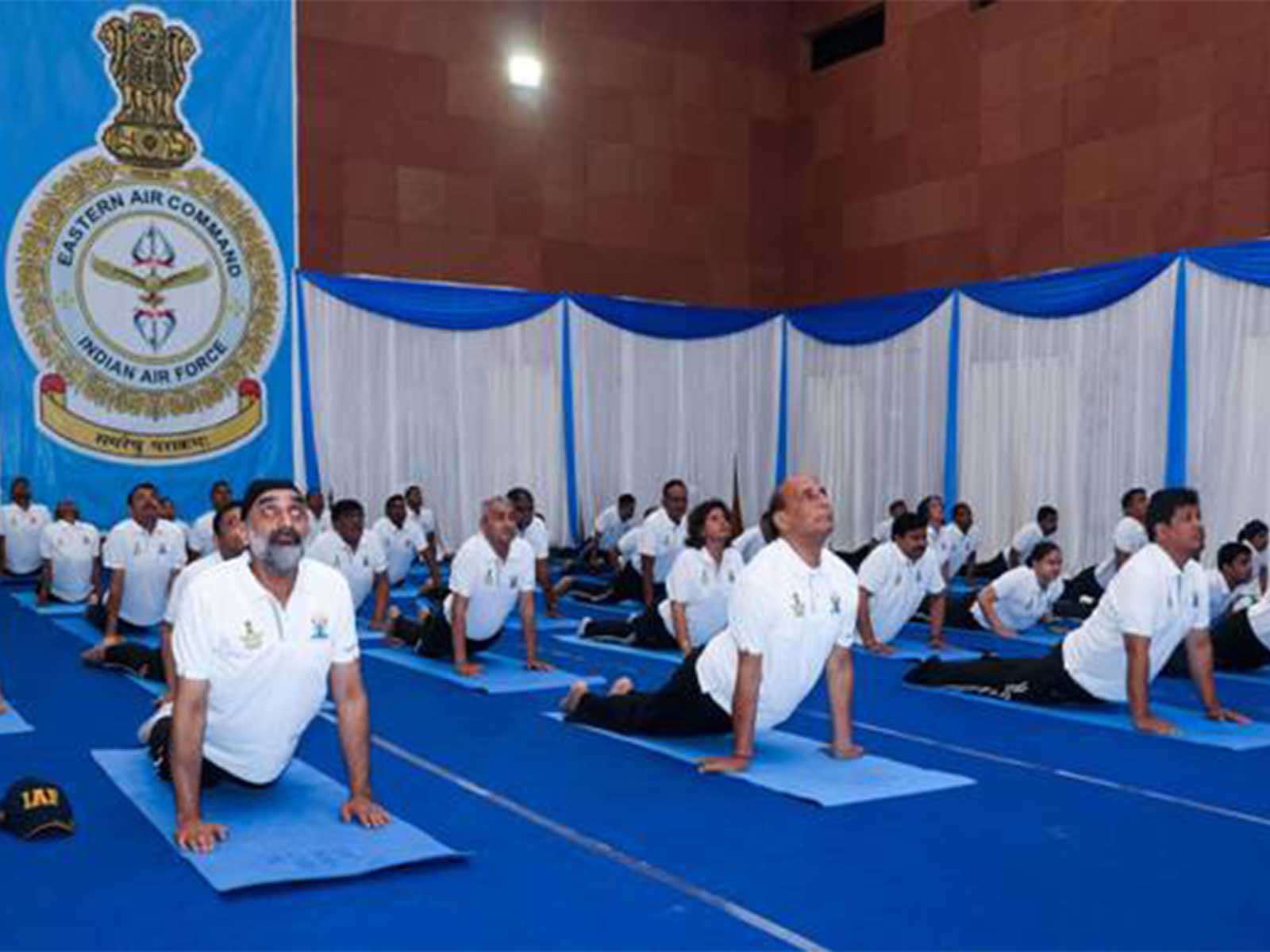 Defence Minister Rajnath Singh performs Yoga with 1,000 soldiers (Photo/PIB) 