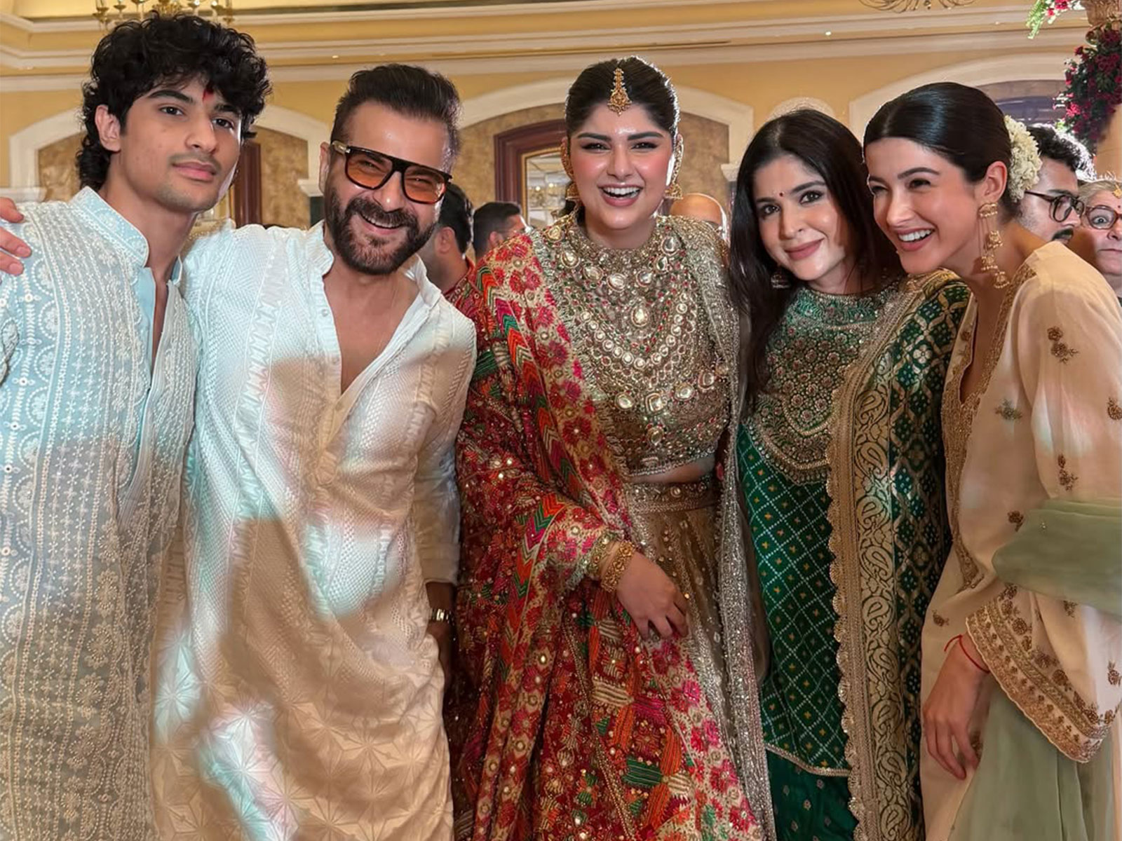 Anshula Kapoor, Shanaya Kapoor, and other members of the Kapoor family (Photo/instagram/@maheepkapoor)