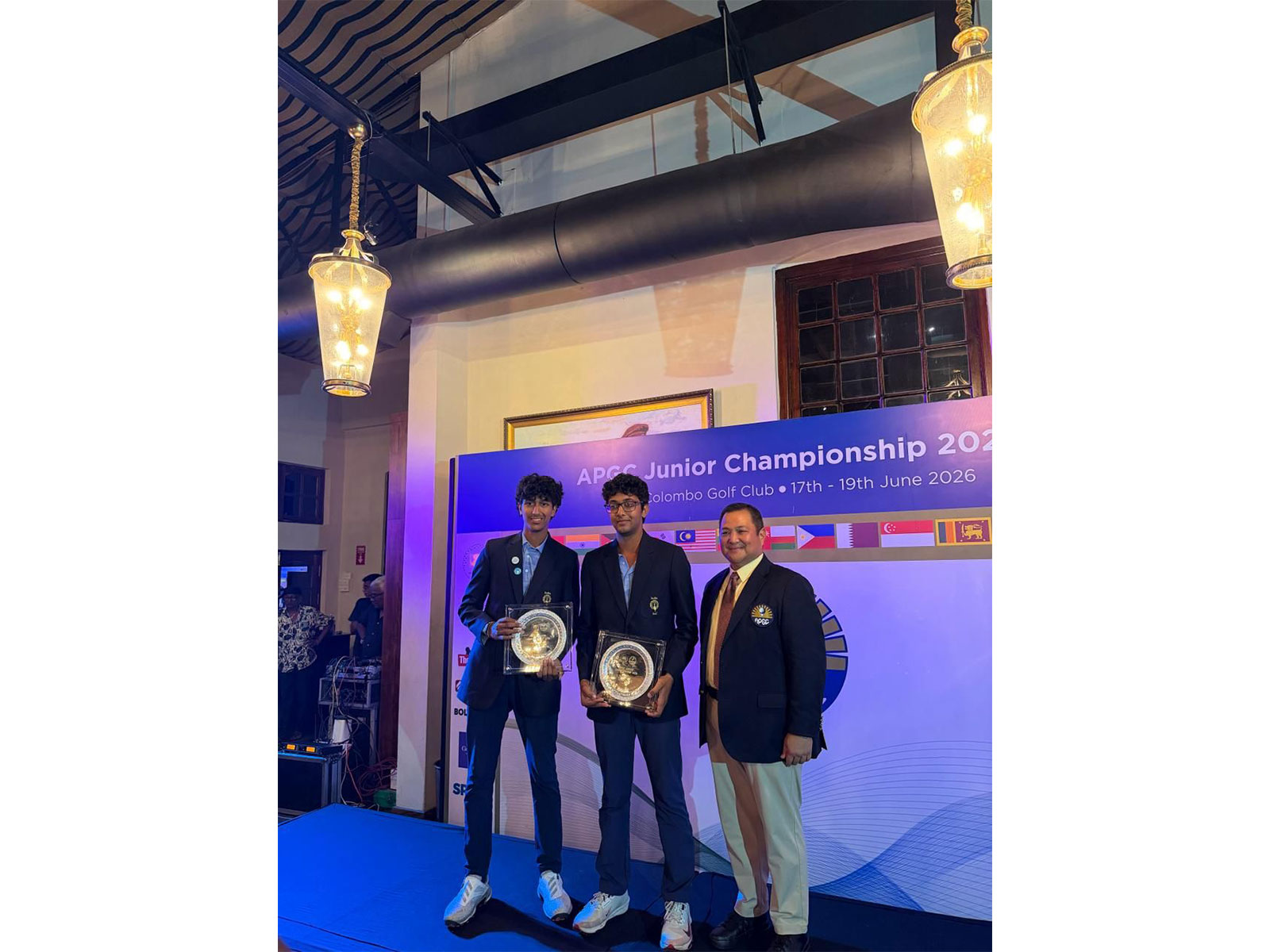 Harjai Milkha Singh and Krish Chawla with the APGC Championship Junior Golf title. (Photo: IGU)