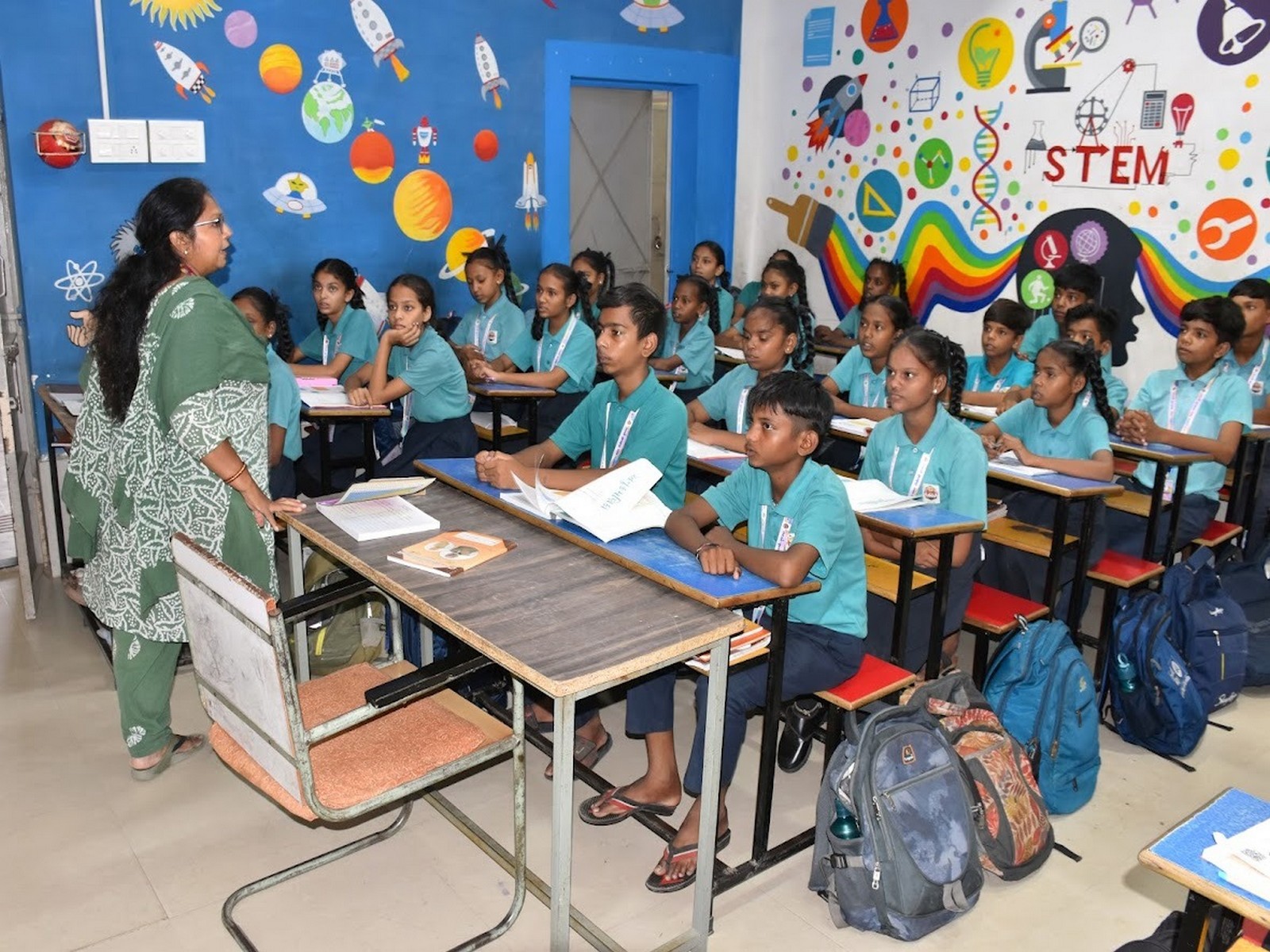 A government primary school classroom in Gujarat equipped with modern learning facilities under the PM SHRI scheme (Photo/Gujarat CMO) 