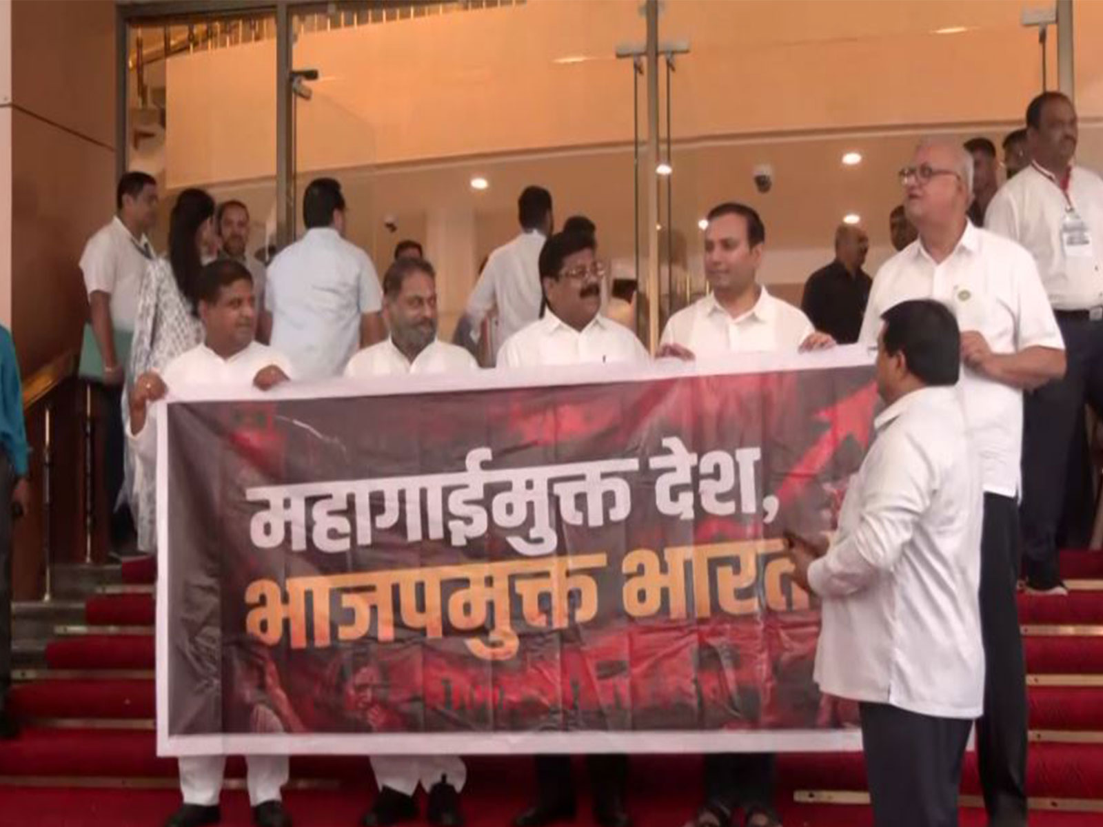MVA leaders protest outside Assembly (Photo/ANI)