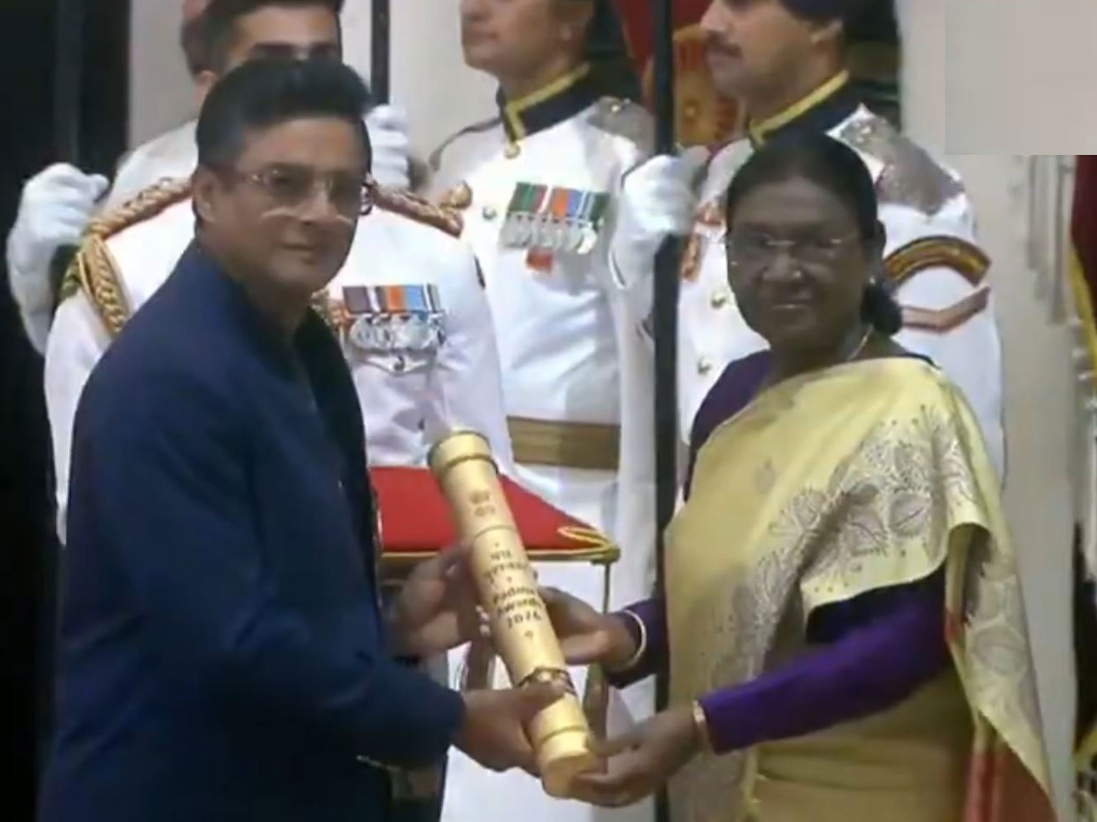 Madhavan receives Padma Shri from President  Droupadi Murmu  (Image source:  Rashtrapati Bhavan)