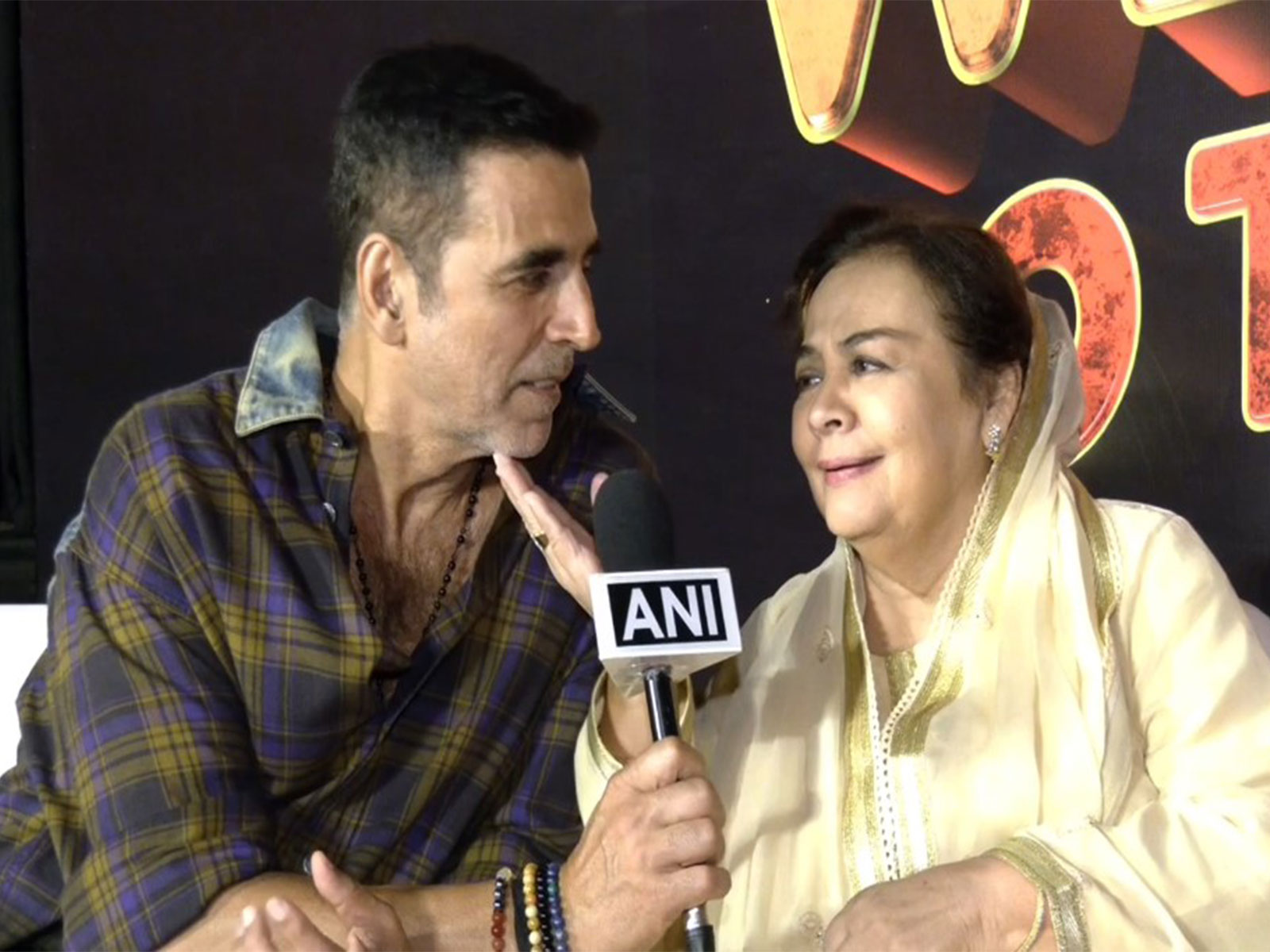 Legendary actress Farida Jalal with actor Akshay Kumar (Image source: ANI)