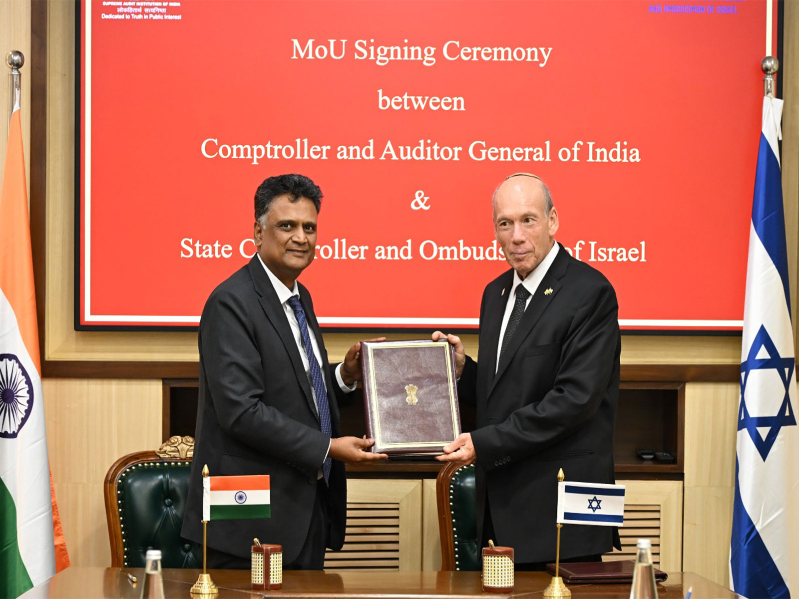 CAG K Sanjay Murthy presenting a memento to Matanyahu Englman, State Comptroller and Ombudsman of Israel and President of EUROSAI after signing a MoU in New Delhi (Photo/CAG)