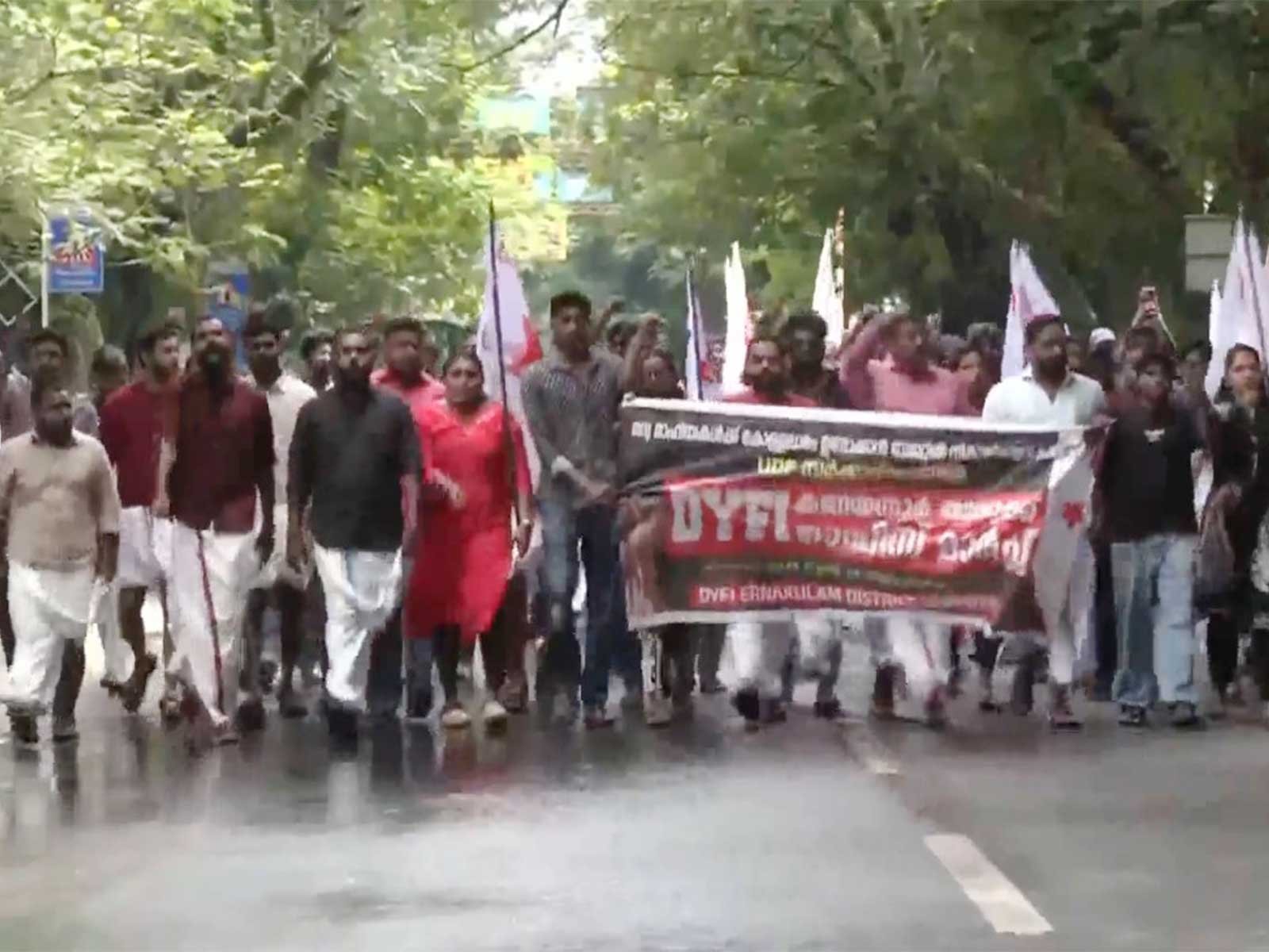 Democratic Youth Federation stages protest against UDF govt (Photo/ANI)